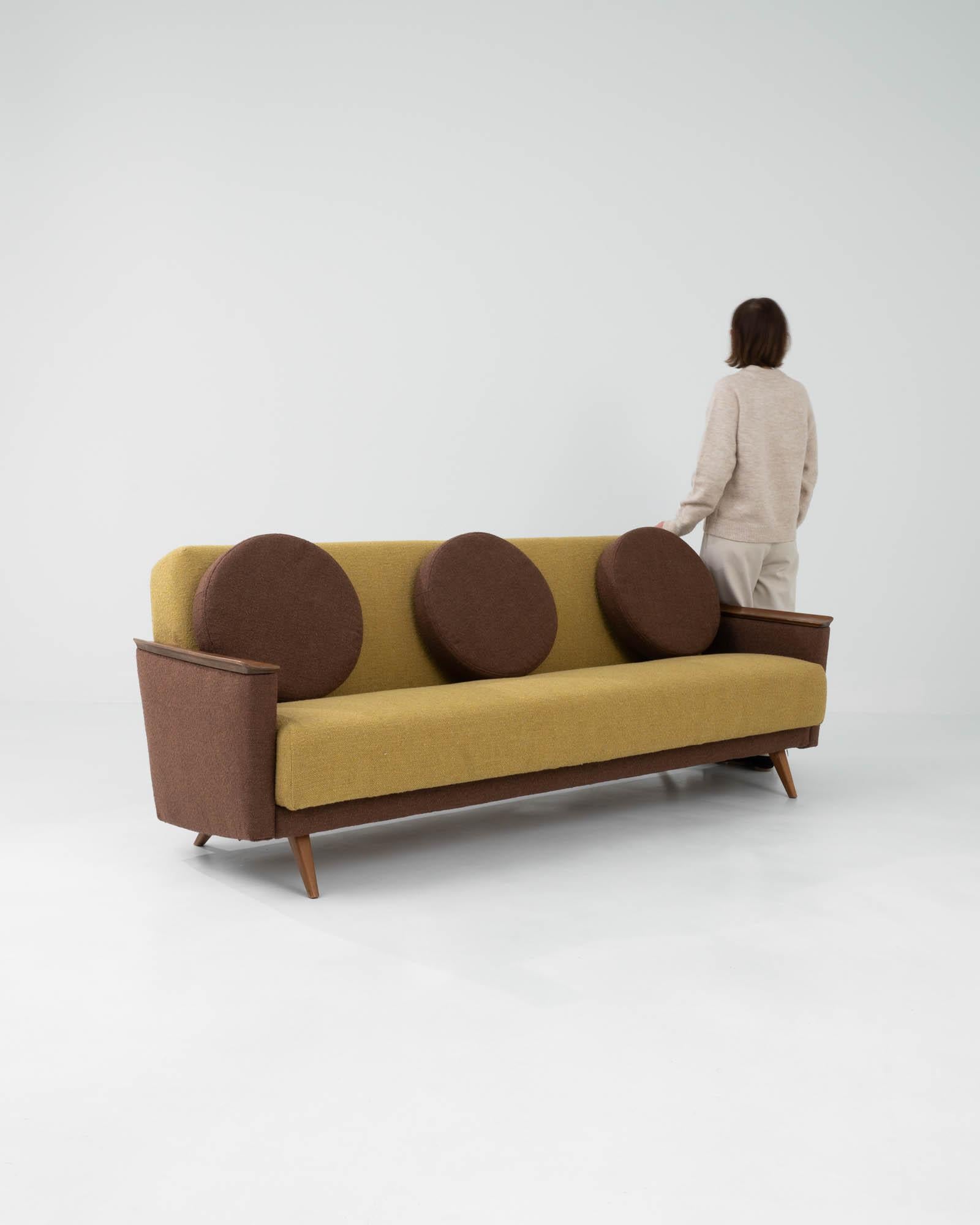 Skandinavisches gepolstertes Sofa des 20. Jahrhunderts im Zustand „Gut“ im Angebot in High Point, NC