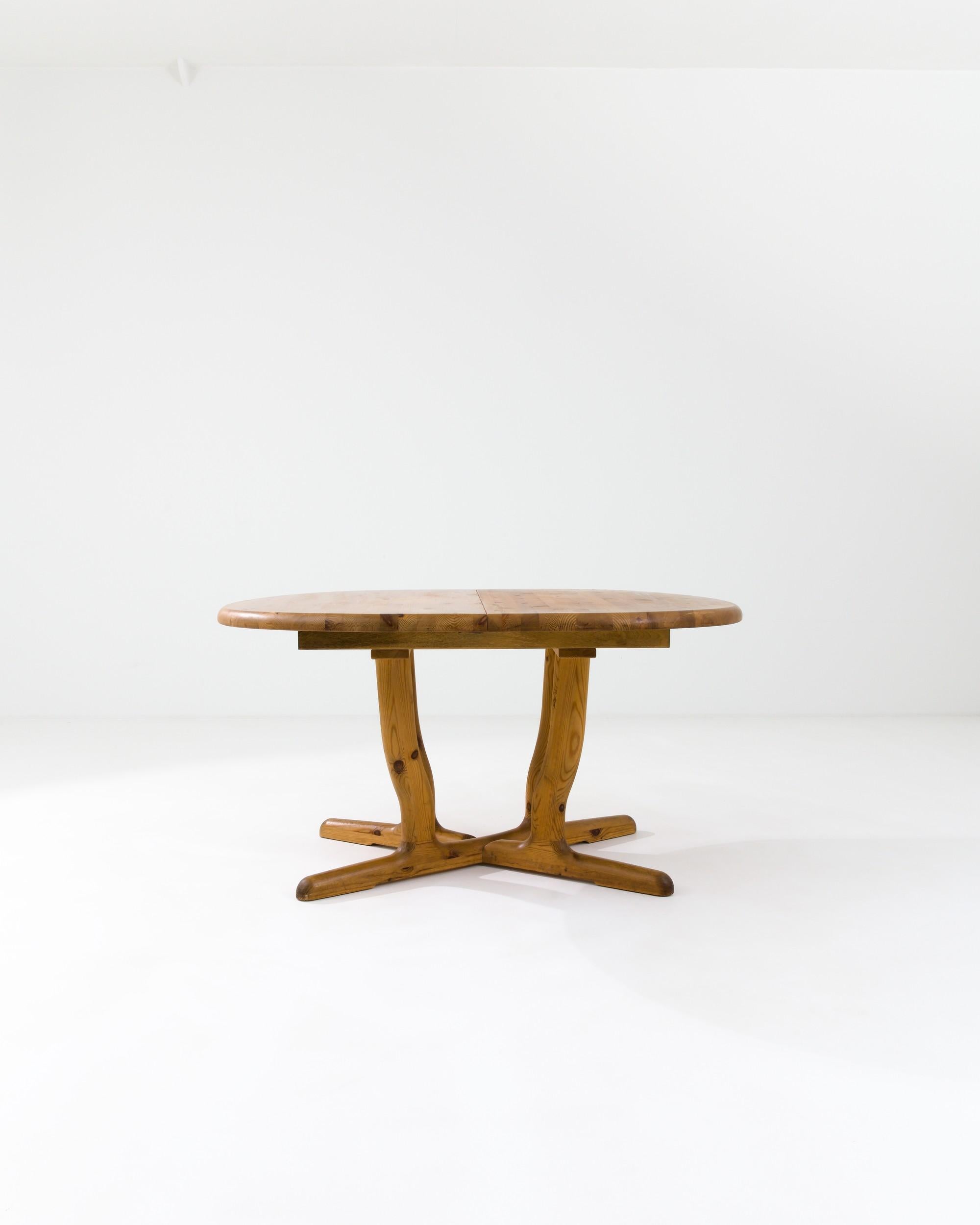 20th Century Scandinavian Wooden Extendable Dining Table For Sale 2