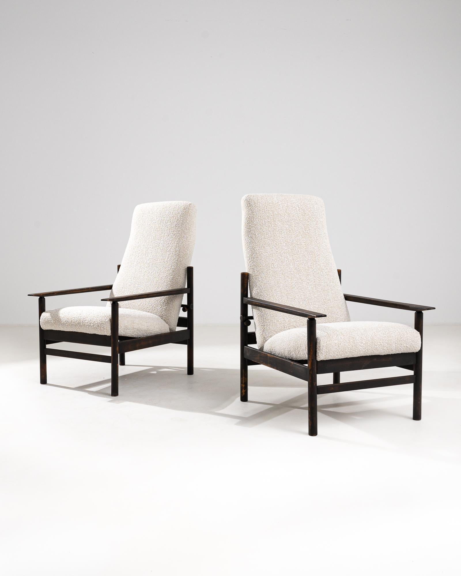 Ti presentiamo una sofisticata coppia di poltrone Foldes in legno scandinavo del XX secolo, progettate per unire funzionalità ed eleganza senza tempo. Queste sedie sono caratterizzate da un'elegante struttura in legno nero che emana un senso di
