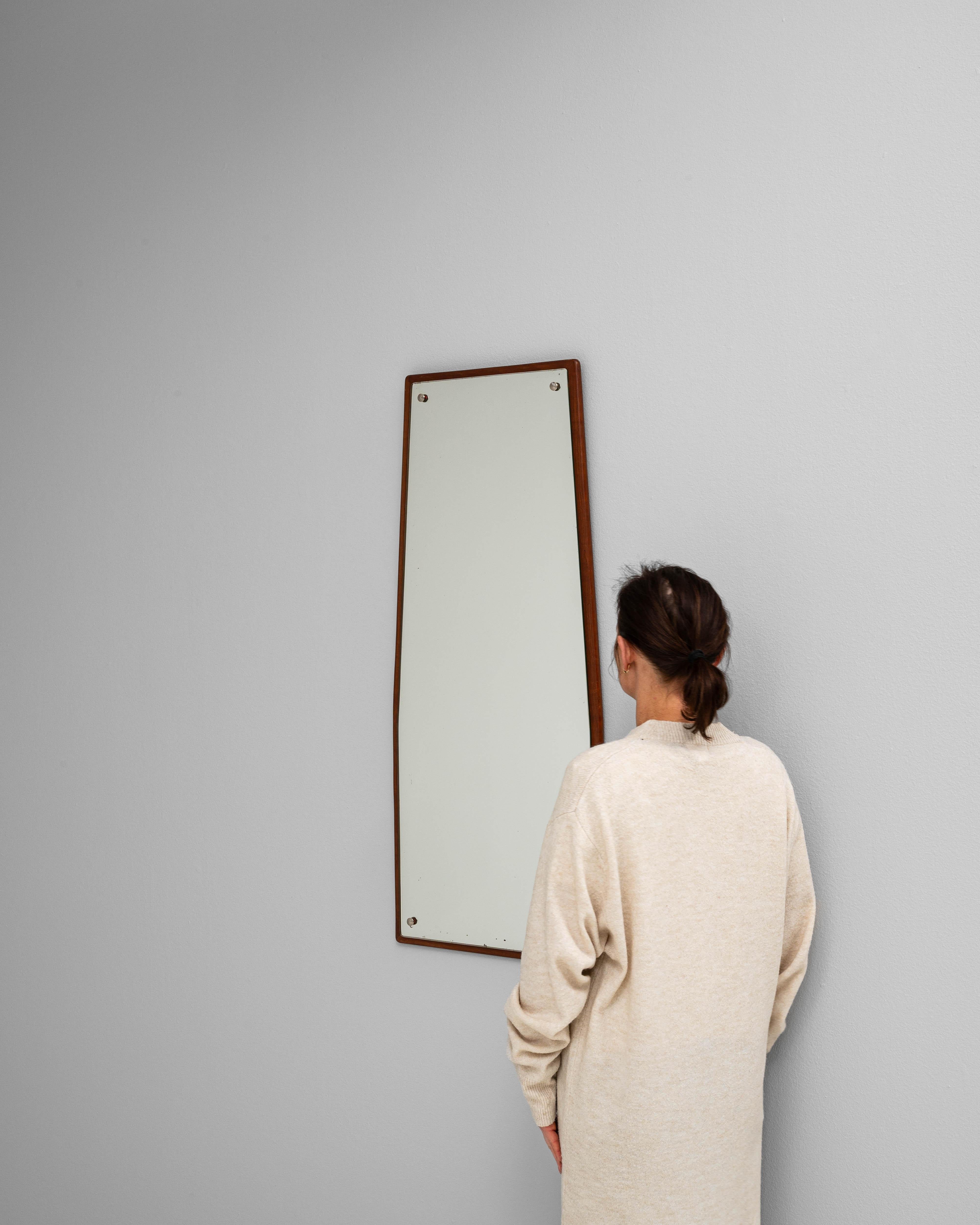 Miroir scandinave en bois du 20e siècle Bon état - En vente à High Point, NC