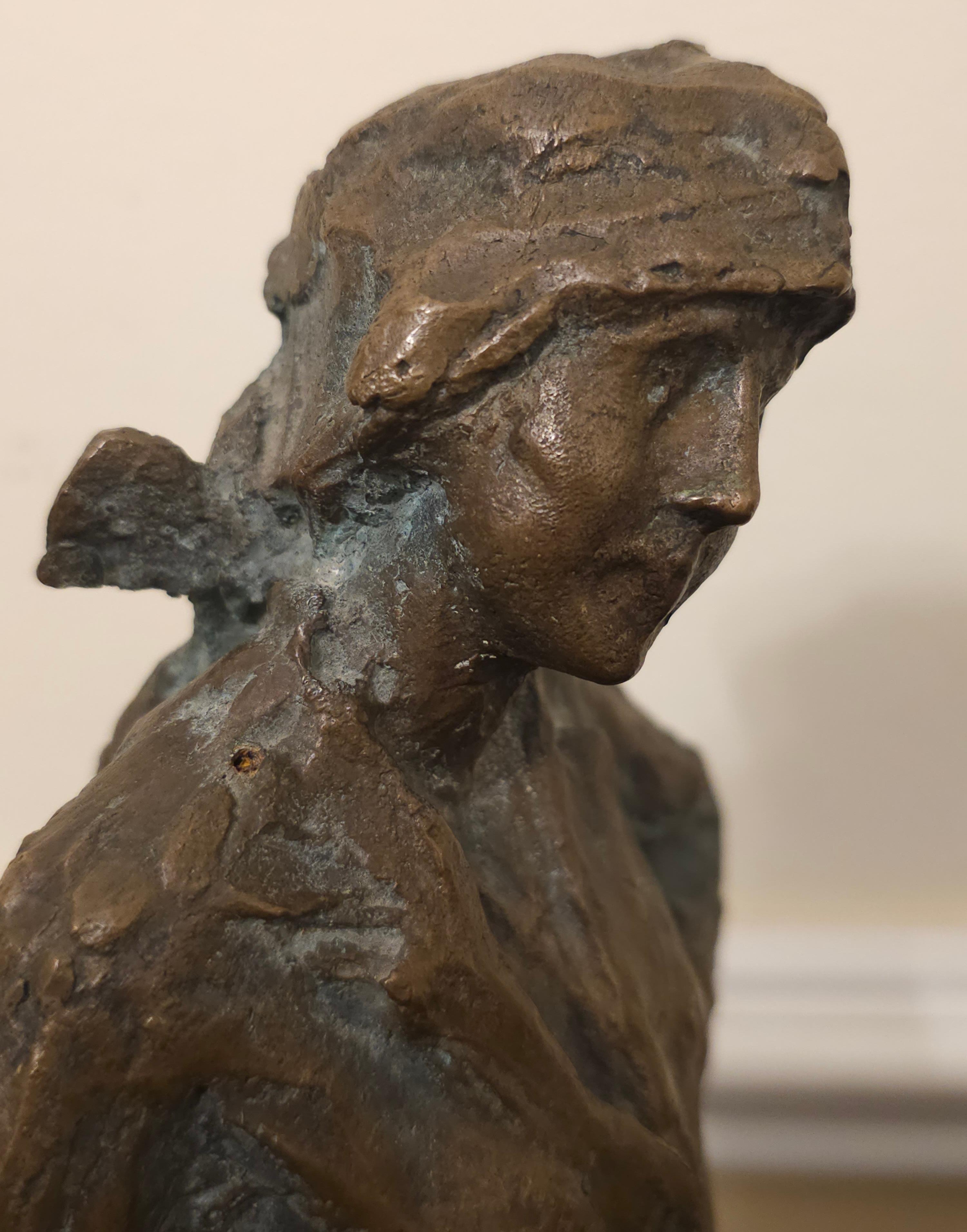 Brutalistische Bronzeskulptur einer stehenden Frau aus der Schule des 20. Jahrhunderts, signiert im Angebot 1