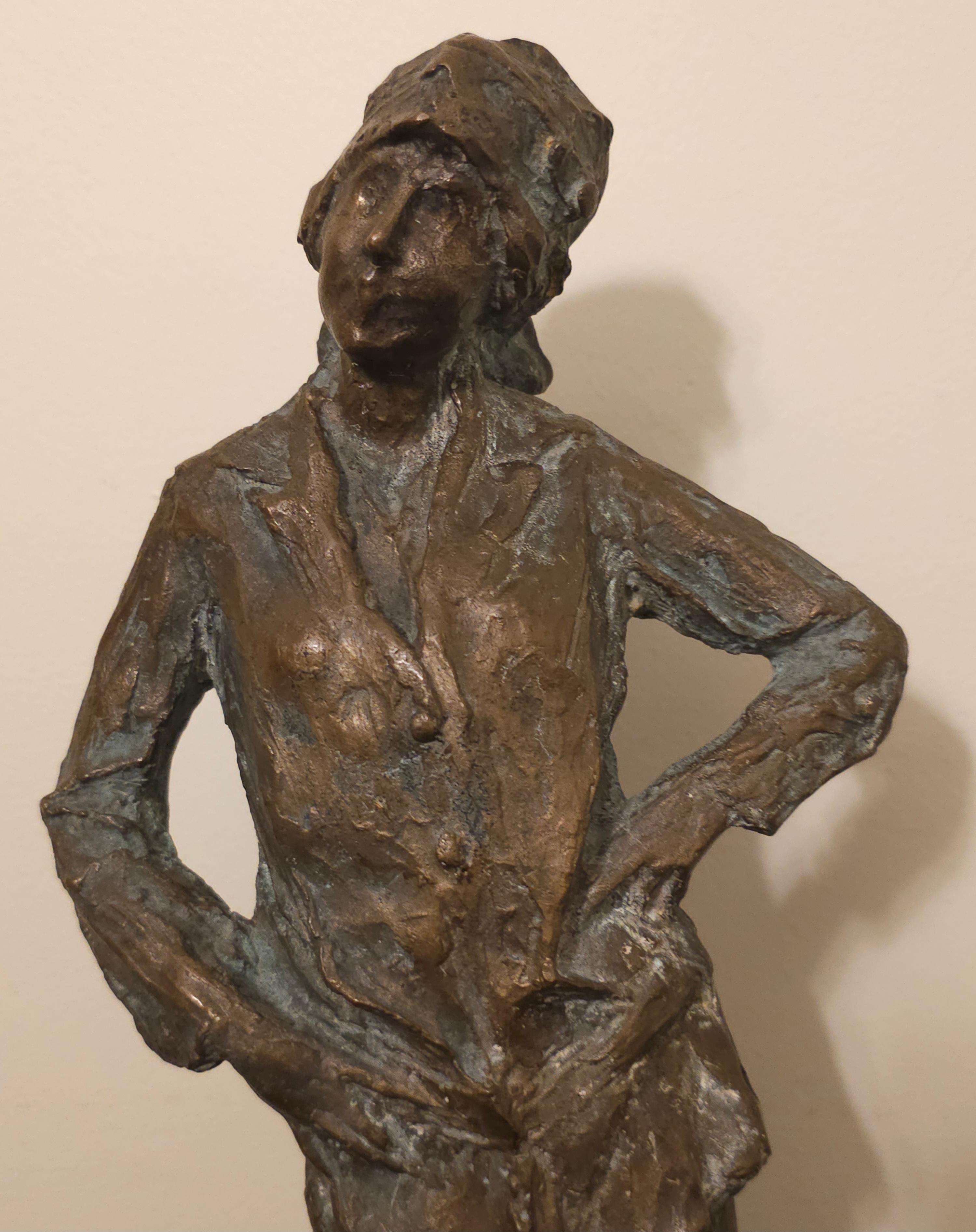 Brutalistische Bronzeskulptur einer stehenden Frau aus der Schule des 20. Jahrhunderts, signiert im Angebot 3