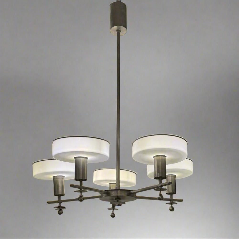 Lustre Art Deco à cinq lumières conçu par Schwintzer & Graeff. Cinq lampes avec abat-jour en verre dépoli d'origine. Bronze nickelé. 