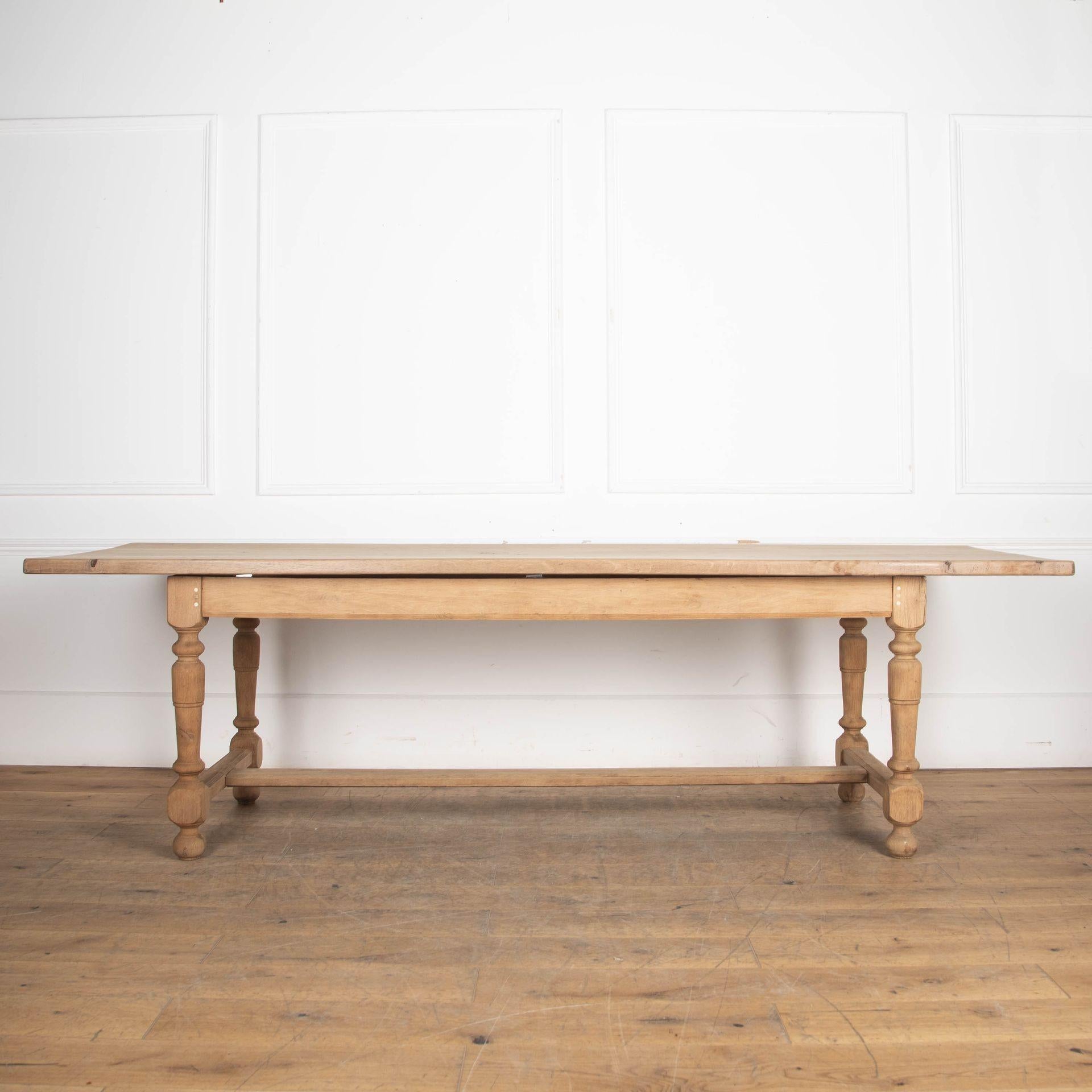 Très bel exemple de table de ferme en chêne frotté du 20e siècle.
Français, Circa 1920.
Sur des pieds tournés réunis par un brancard en H, elle peut accueillir 8/10 personnes.
Il a été lavé et frotté pour lui donner une touche