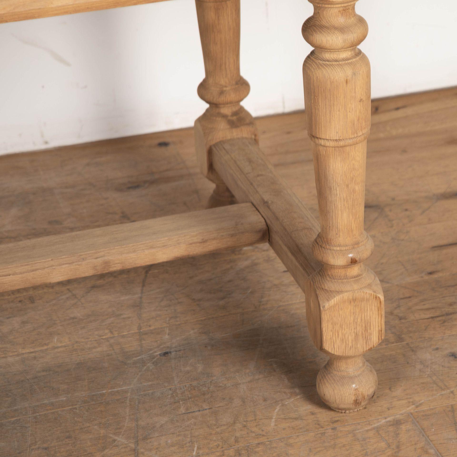 20ième siècle Table de ferme du 20e siècle en chêneublé avec pieds tournés en vente