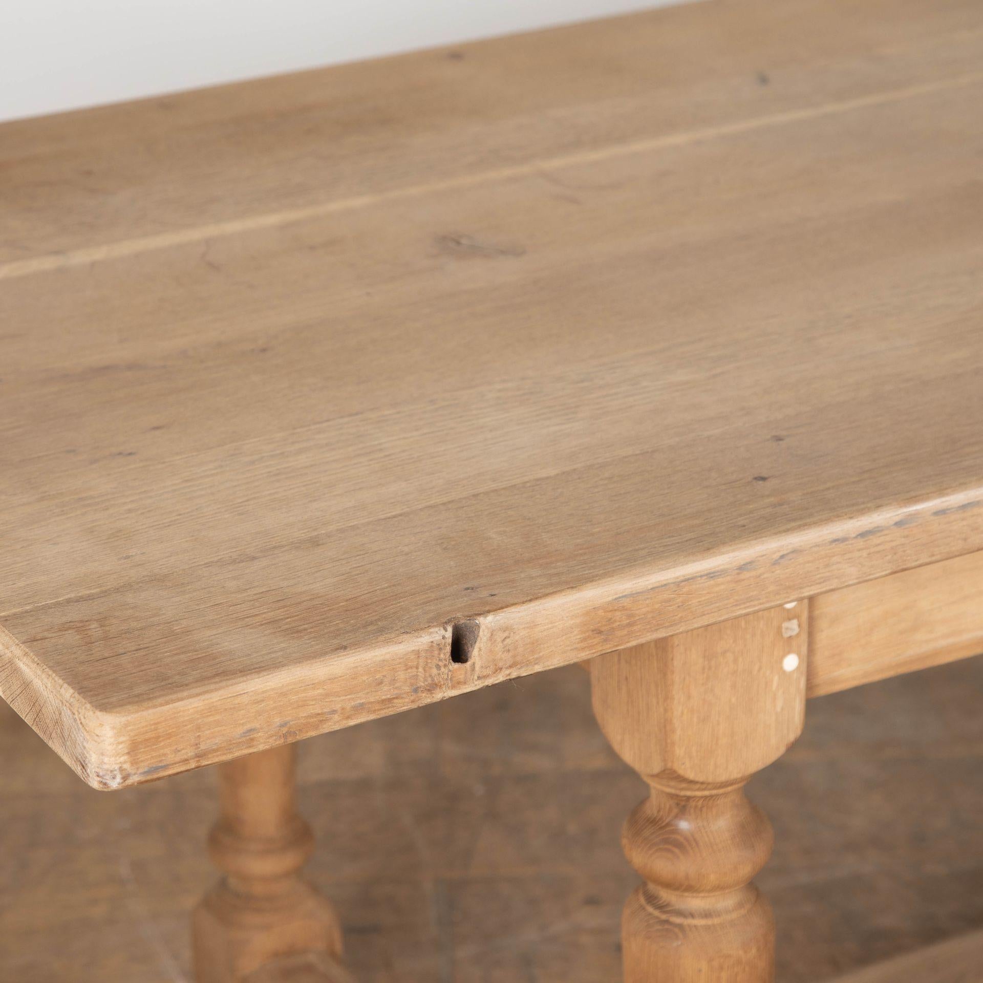 Chêne Table de ferme du 20e siècle en chêneublé avec pieds tournés en vente