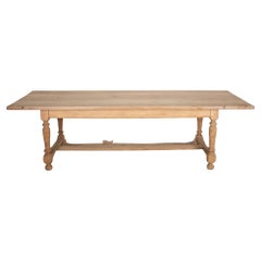 Mesa de granja de roble fregado del siglo XX con patas torneadas