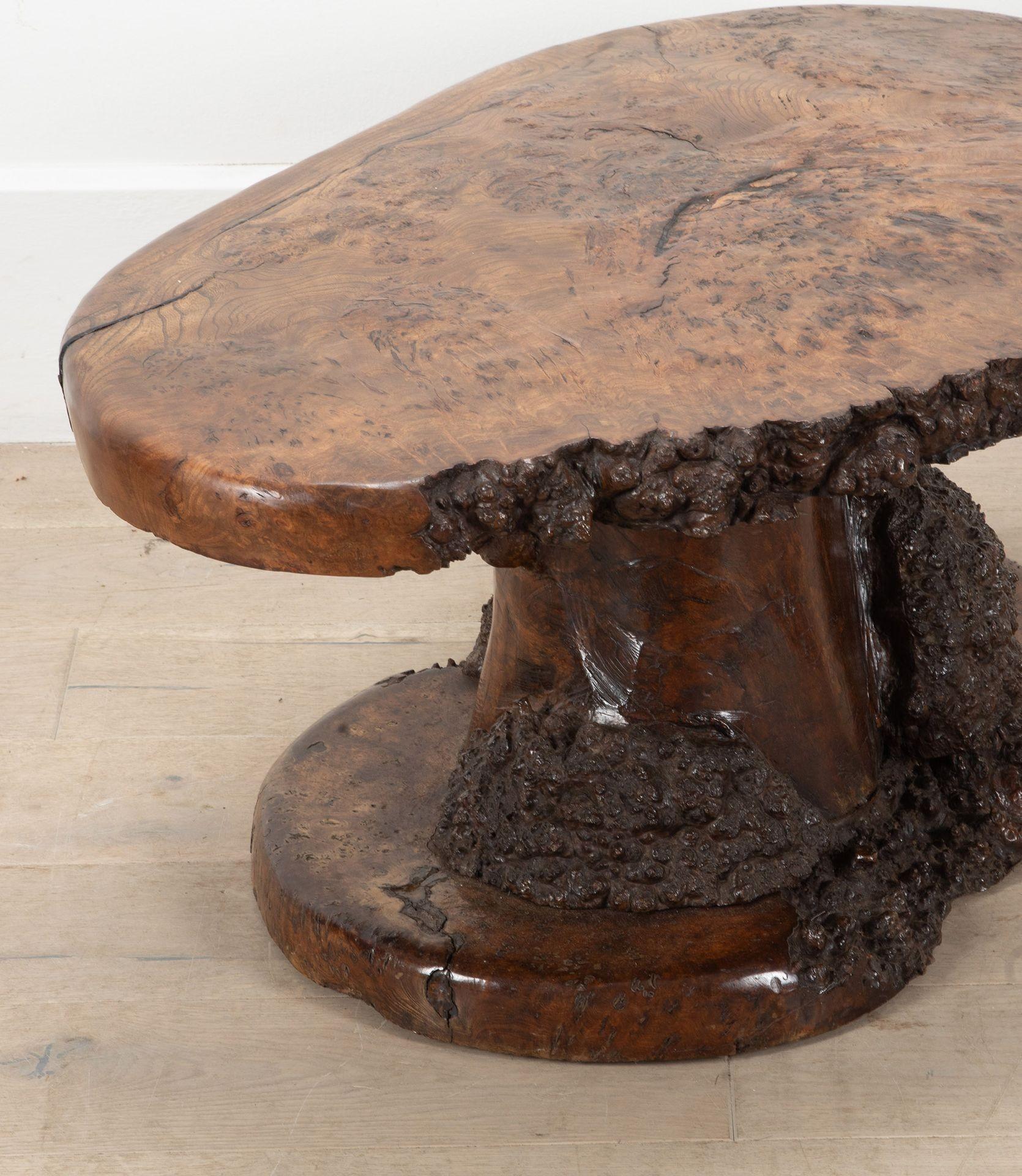 Table basse sculpturale en loupe d'orme du 20e siècle en vente 9