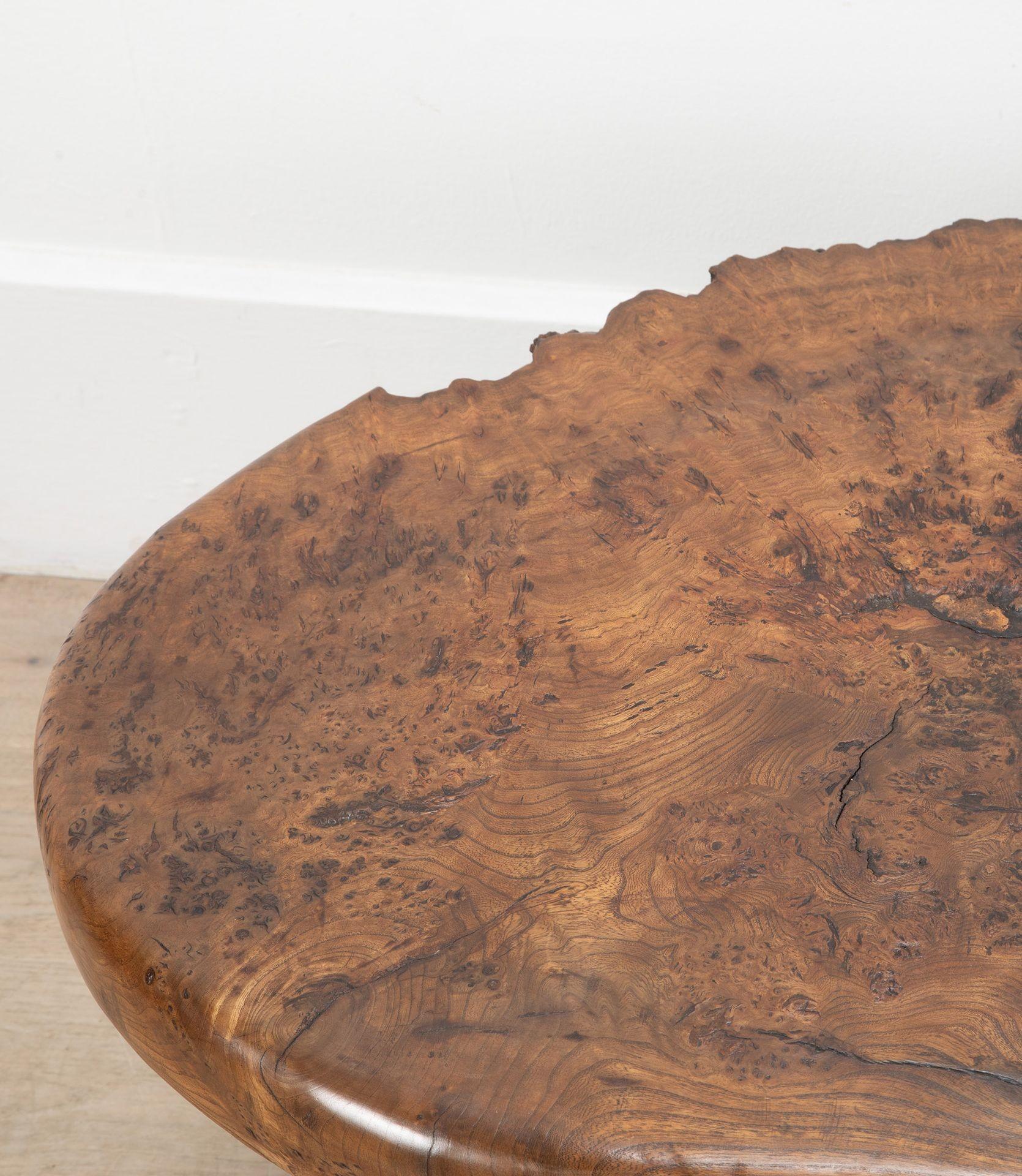 Table basse sculpturale unique en loupe d'orme.
Avec une couleur et une finition superbes. Une merveilleuse table lourde fabriquée en ébénisterie ; une relique de la maladie hollandaise de l'orme des années 1970.