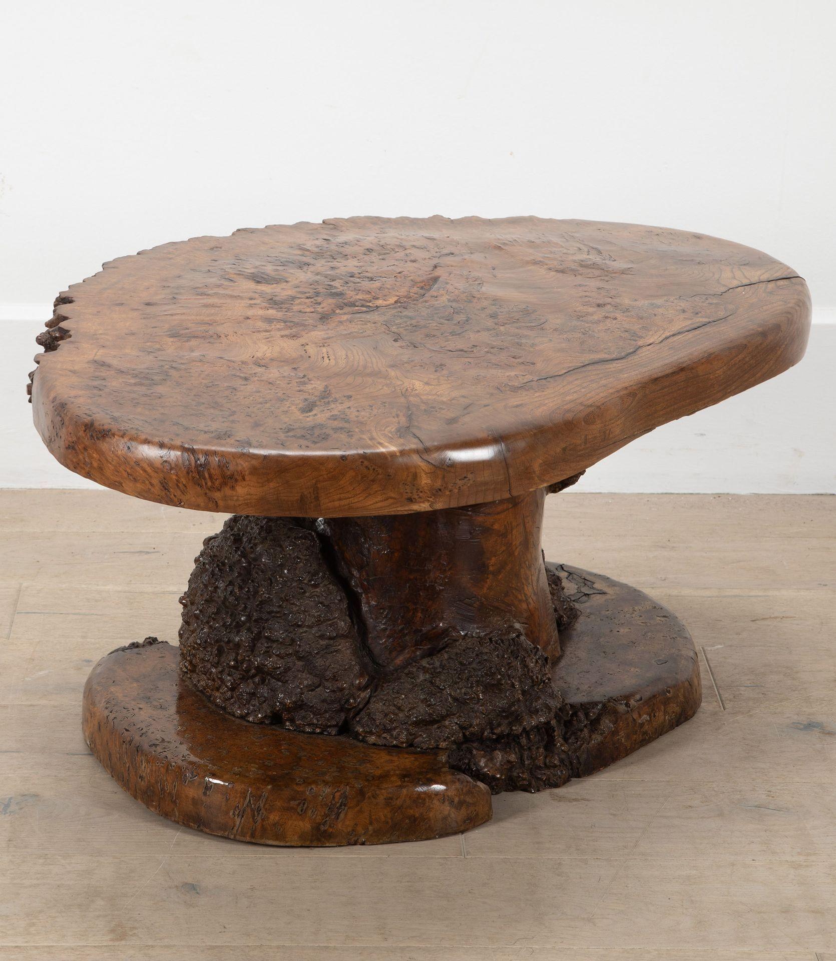 Orme Table basse sculpturale en loupe d'orme du 20e siècle en vente