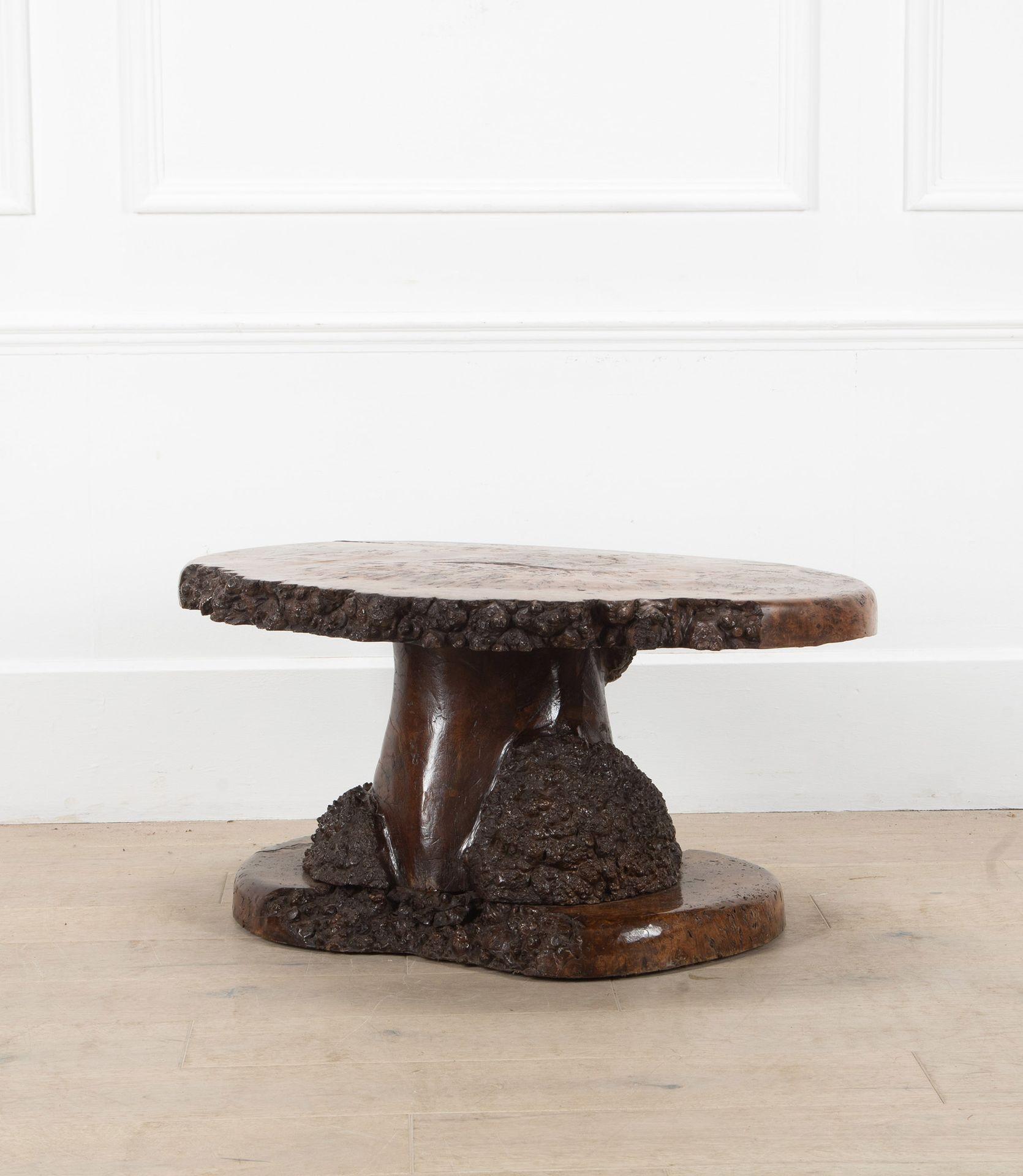 Table basse sculpturale en loupe d'orme du 20e siècle en vente 1