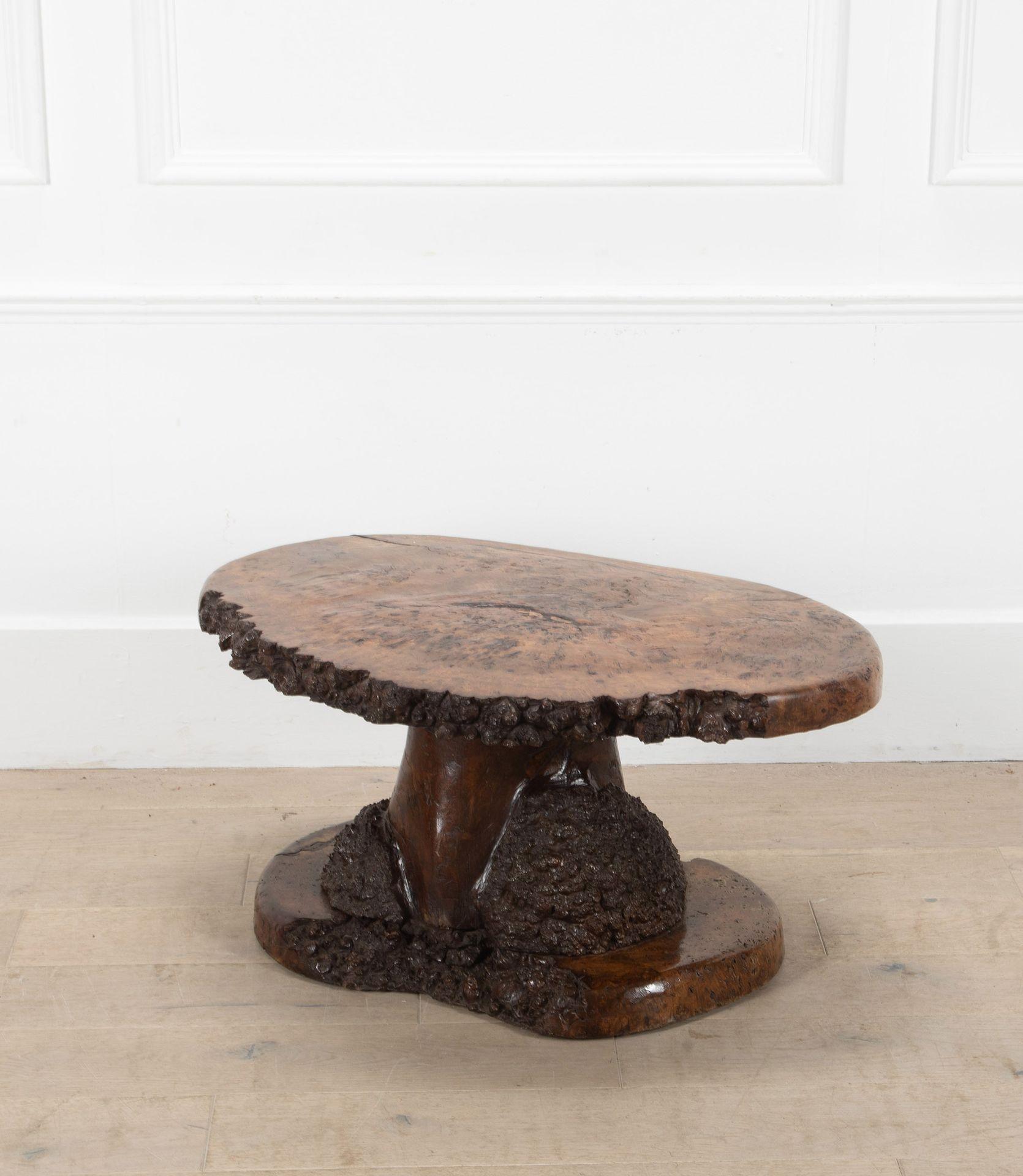 Table basse sculpturale en loupe d'orme du 20e siècle en vente 2