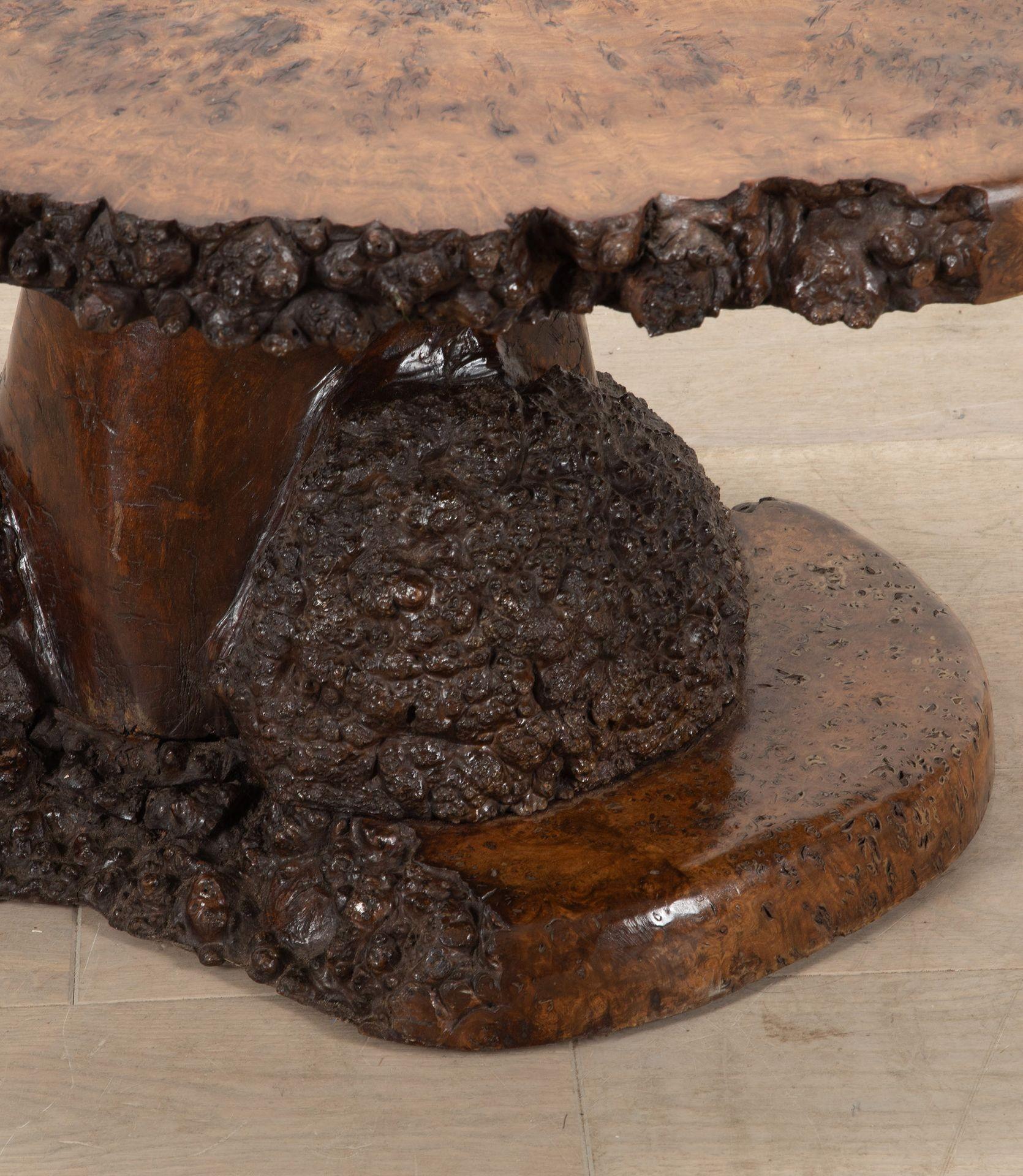 Table basse sculpturale en loupe d'orme du 20e siècle en vente 3