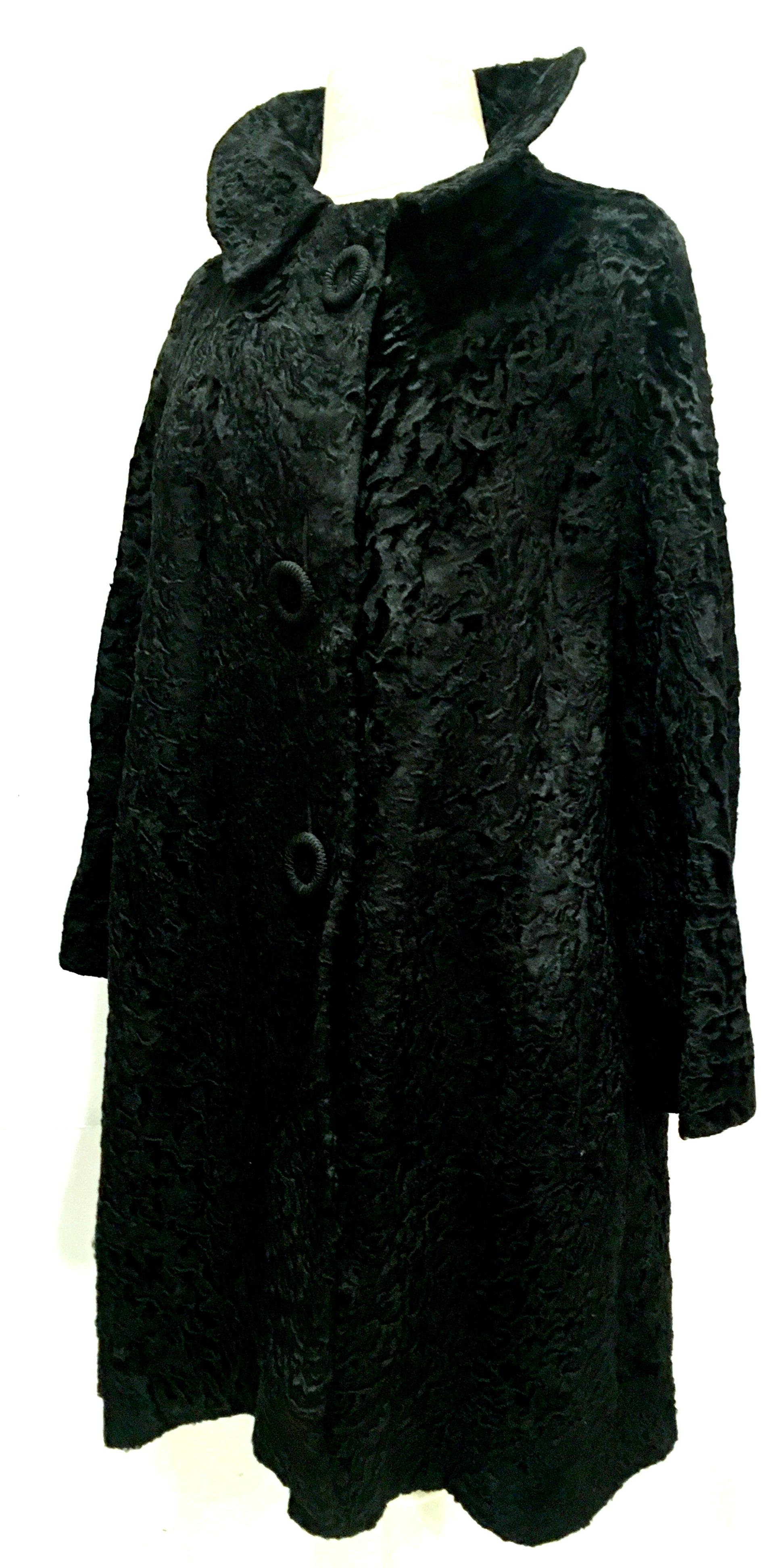20th Century Sculptural Persian Jet Black Lamb Fur Swing Car Coat In Good Condition For Sale In West Palm Beach, FL