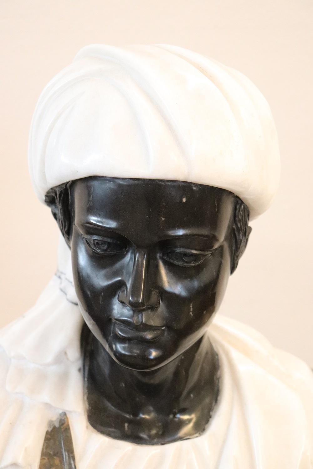 Sculpture raffinée en marbre blanc de Carrare, portrait d'un jeune homme noir, début du XXe siècle. Exécuté avec une grande habileté artistique pour noter les détails. Collection privée italienne.
 