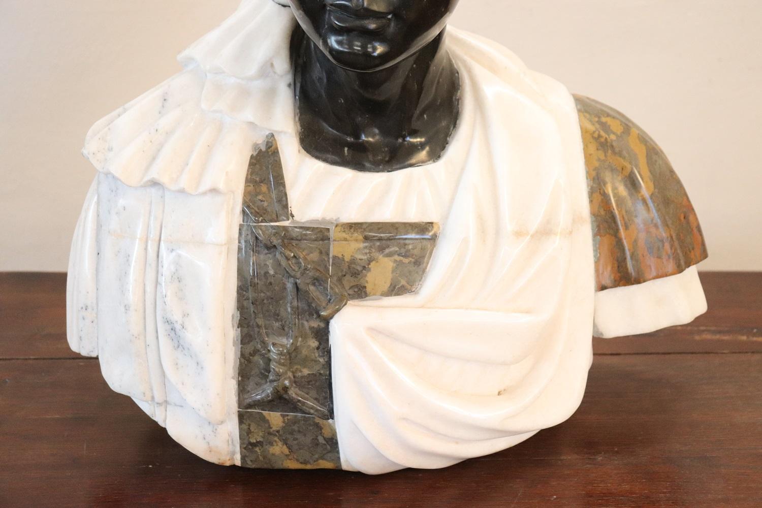 italien Buste d'un jeune homme noir en marbre de Carrare, sculpture du 20ème siècle en vente