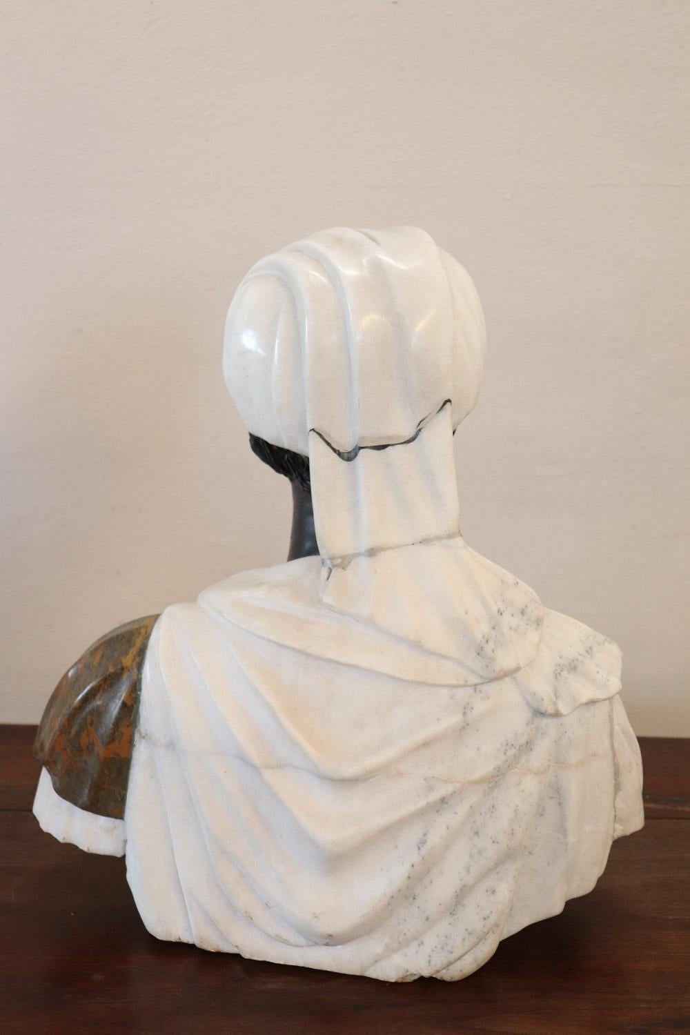 Buste d'un jeune homme noir en marbre de Carrare, sculpture du 20ème siècle en vente 1