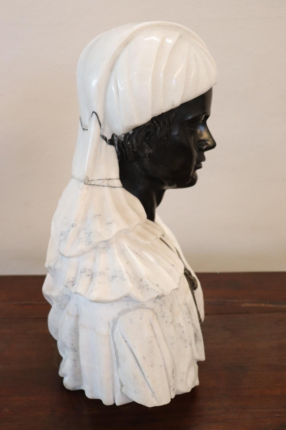 Buste d'un jeune homme noir en marbre de Carrare, sculpture du 20ème siècle en vente 3