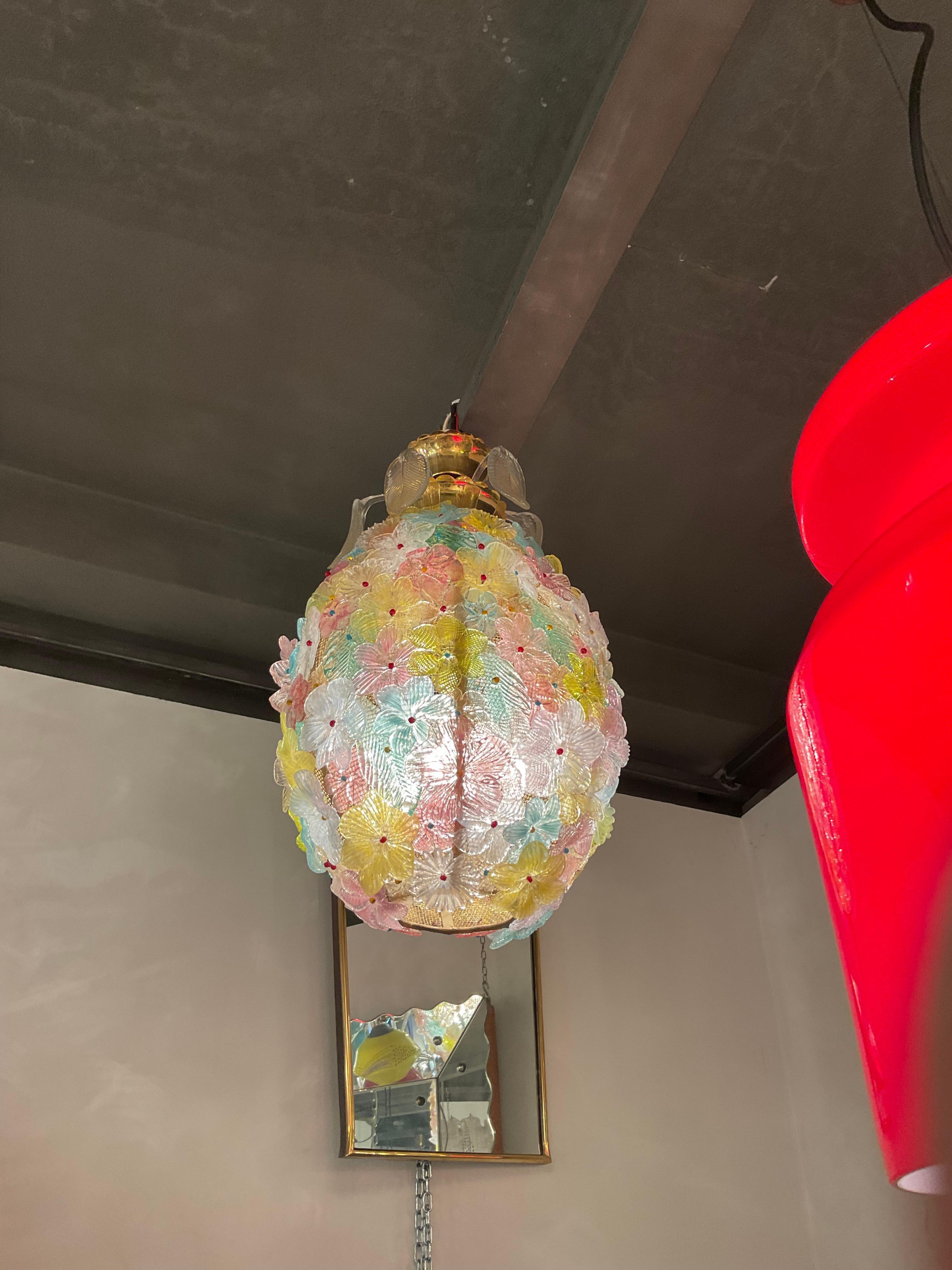 Un lampadario in vetro di murano disegnato negli anni 60 dalla vetreria SEGUSO, a MURANO.
Molto particolare per la sua forma ad ananas con 5 foglie sopra incastonate nella coppetta di ottone, anche loro in vetro di murano con lo spruzzo d’oro al