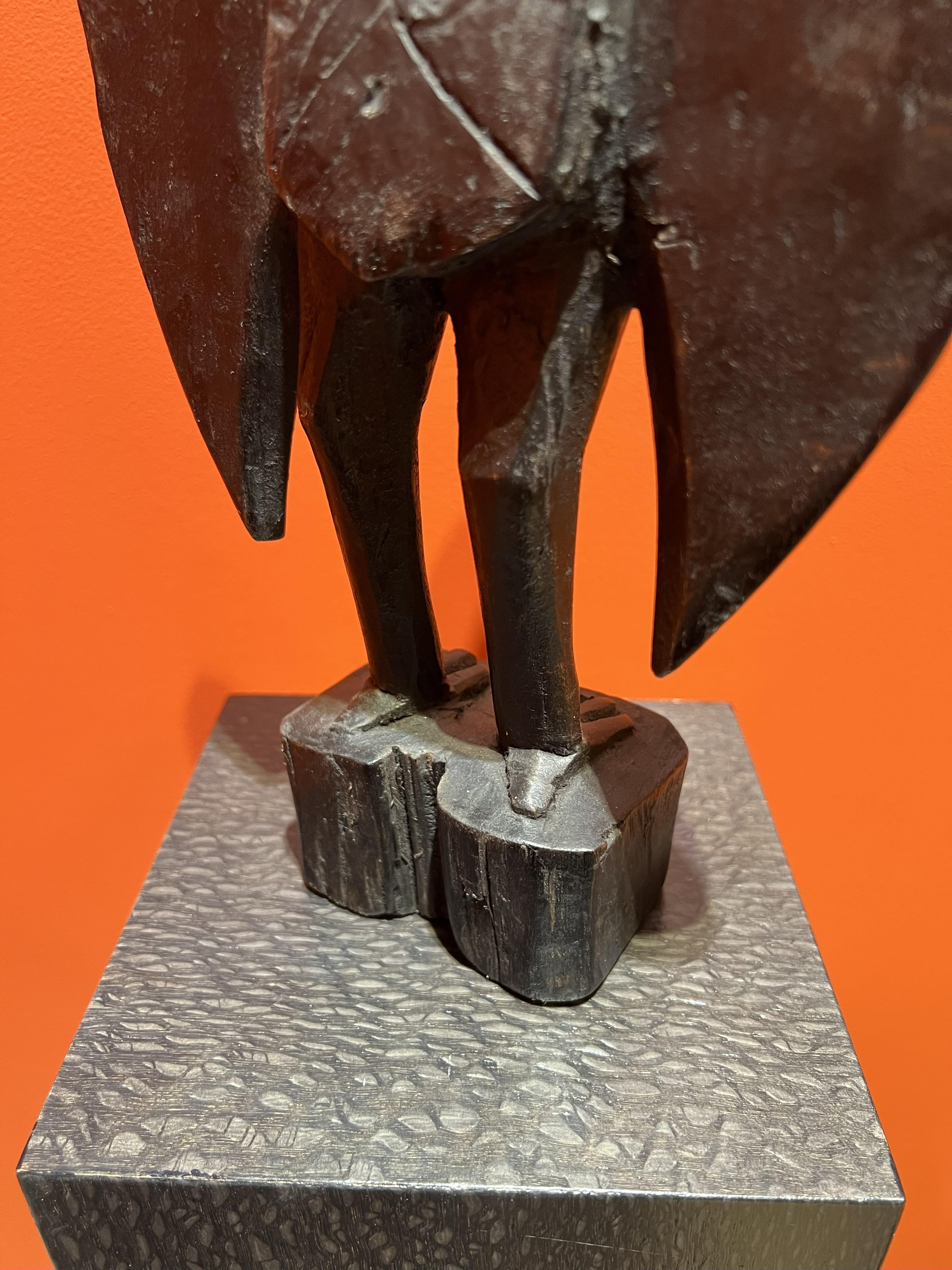 Estatua de Pájaro Senufo o Cálao del Siglo XX Madera Tallada Porpianong África Occidental Madera dura en venta