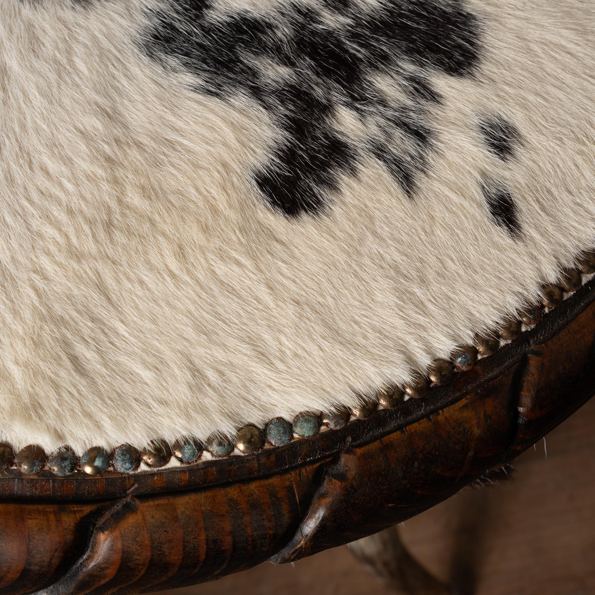 20th Century Set (5) of Horn and Hide Armchairs, Ottomans and Side Table en vente 6