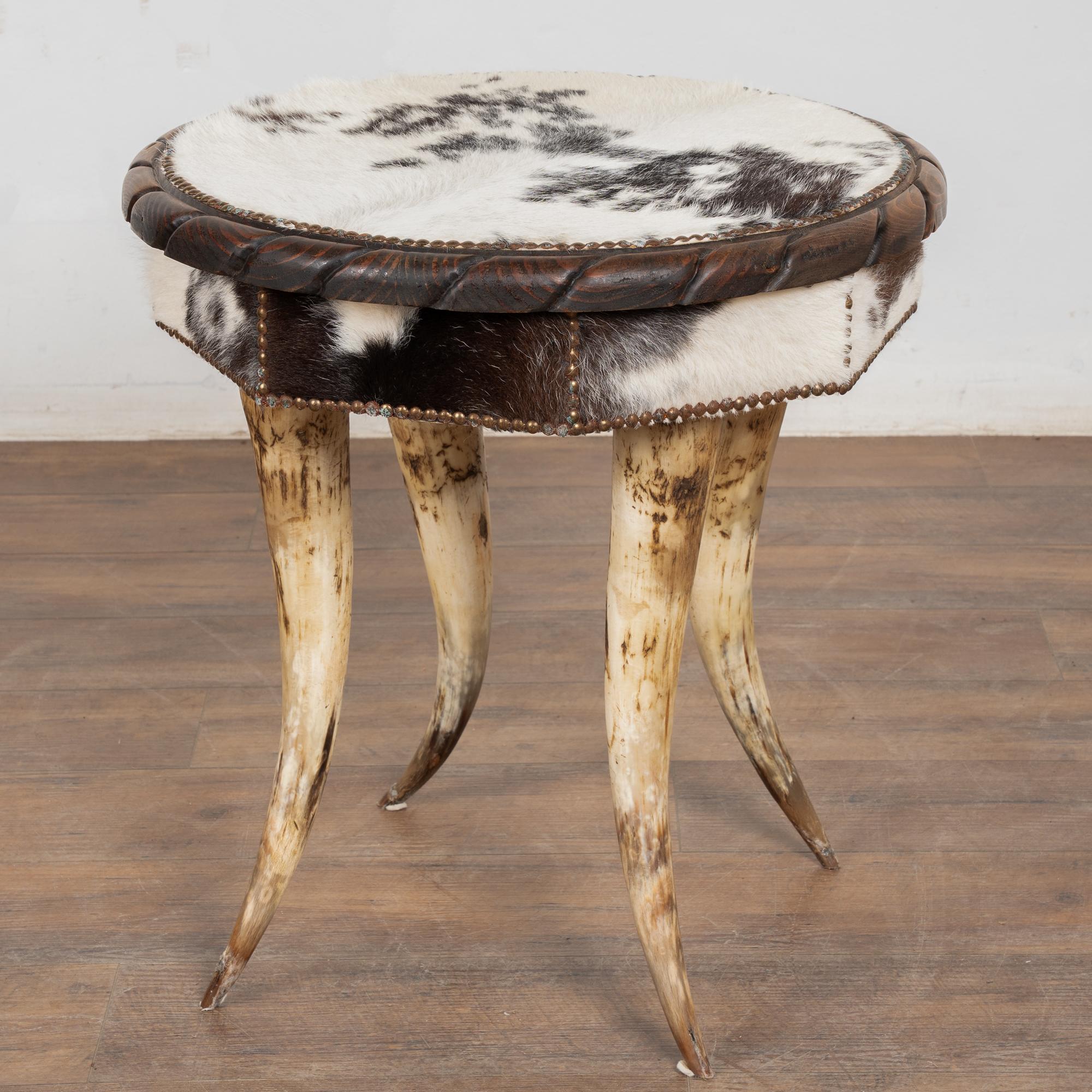 20th Century Set (5) of Horn and Hide Armchairs, Ottomans and Side Table Bon état - En vente à Round Top, TX