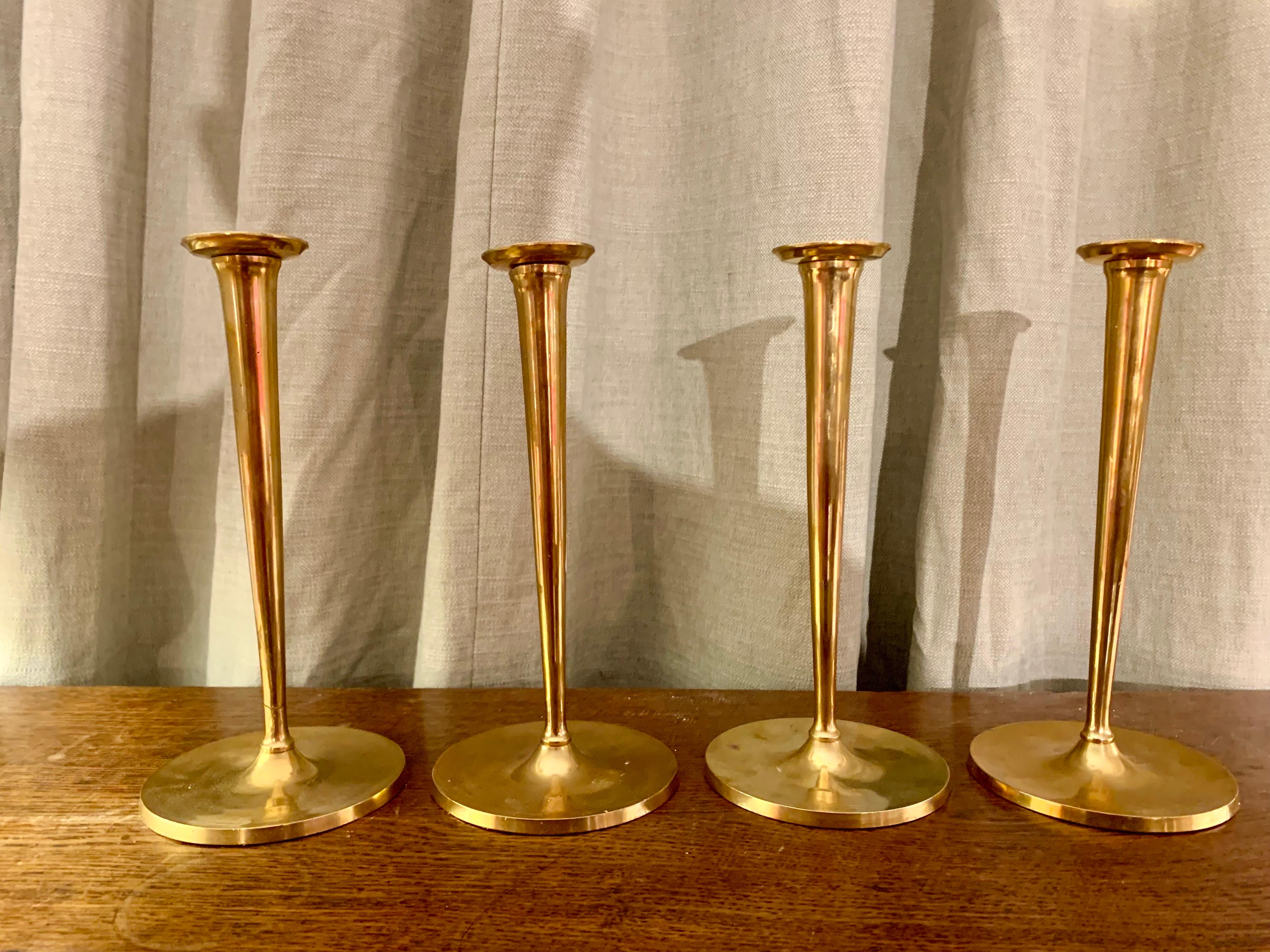 20. Jahrhundert  Zwei Sätze  Messing Kerzenleuchter Trompetenform  (Schwedisch) im Angebot