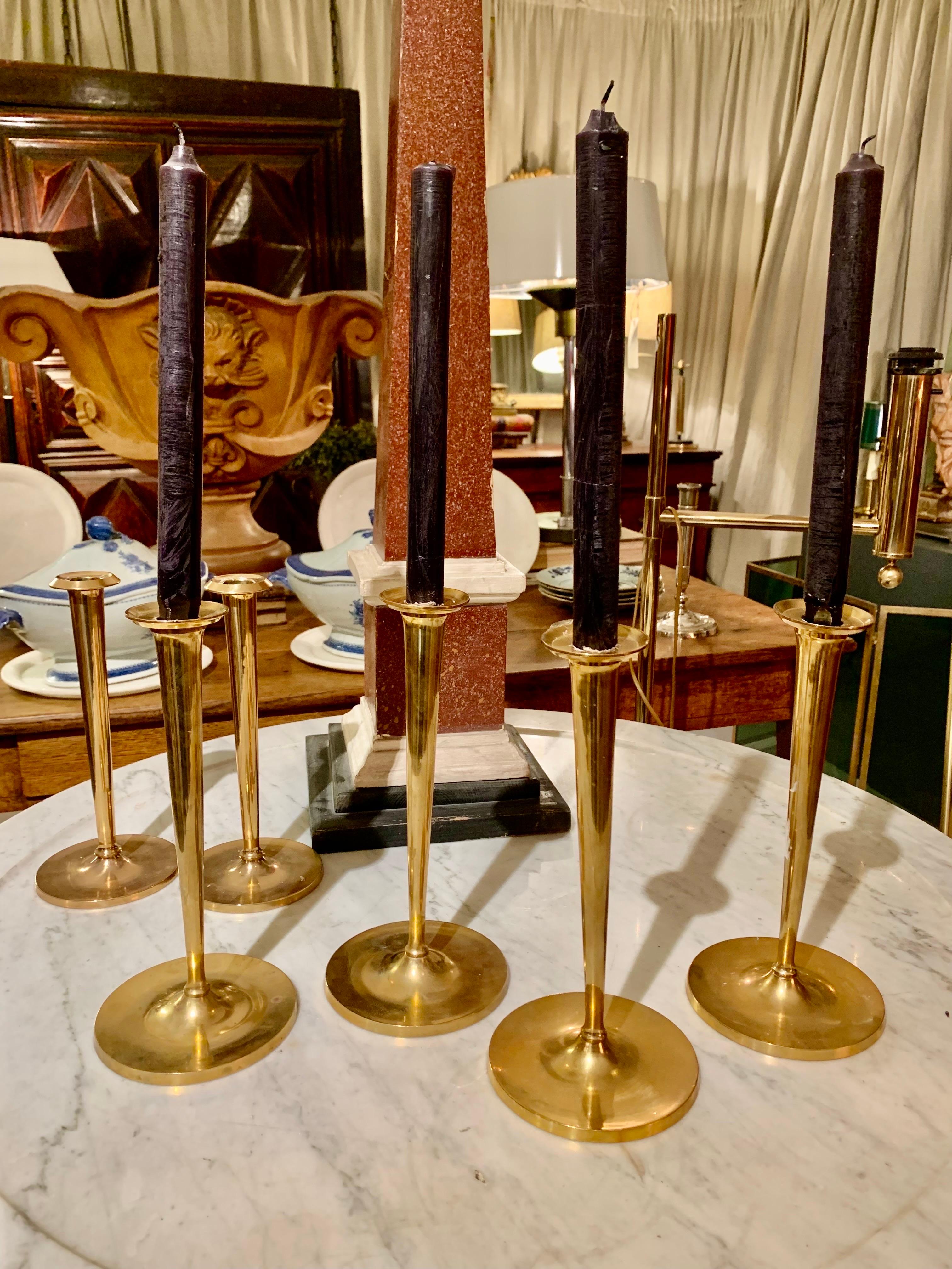 20. Jahrhundert  Zwei Sätze  Messing Kerzenleuchter Trompetenform  im Angebot 4