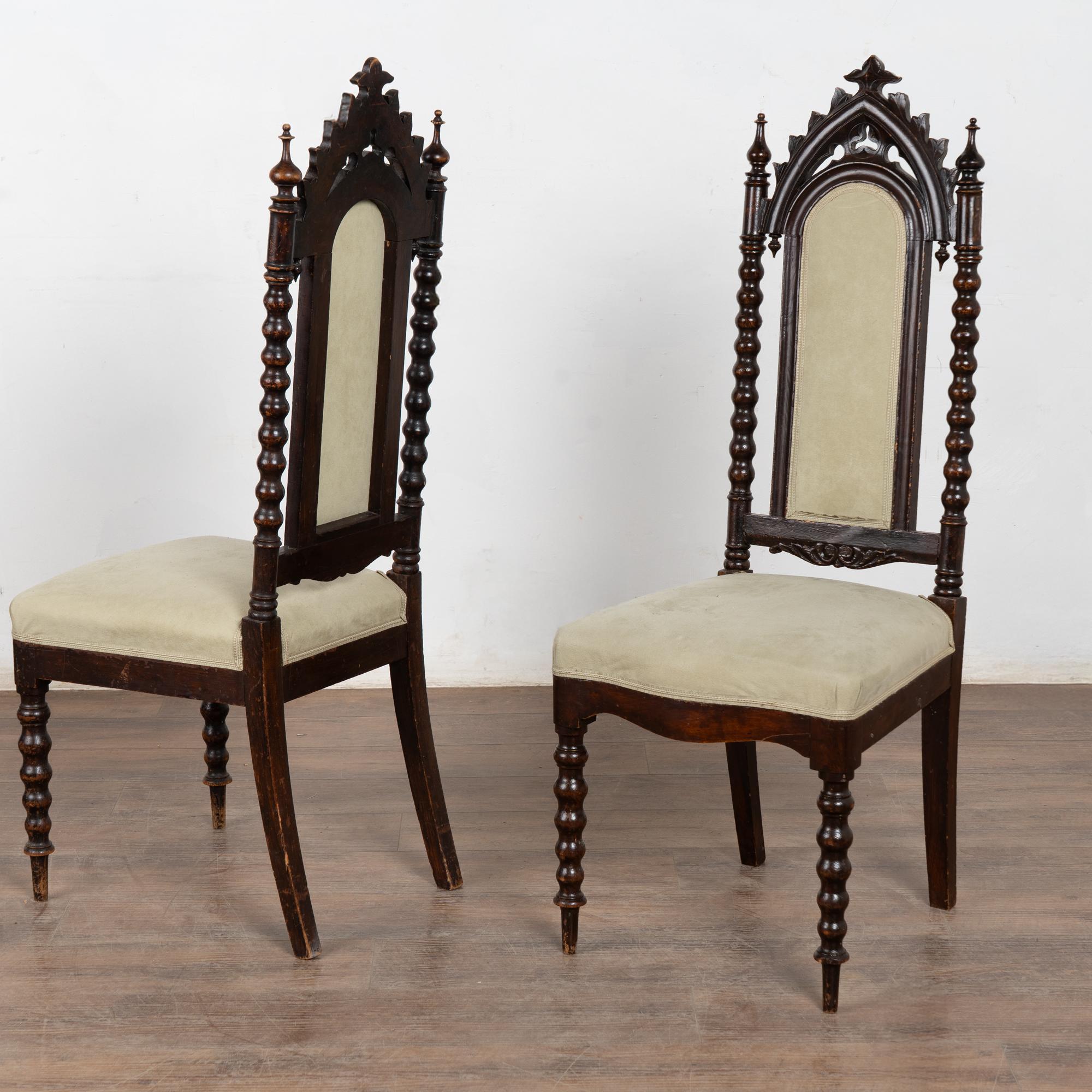 Gotico Set di 12 sedie da pranzo gotiche in Oak del XX secolo, Svezia in vendita