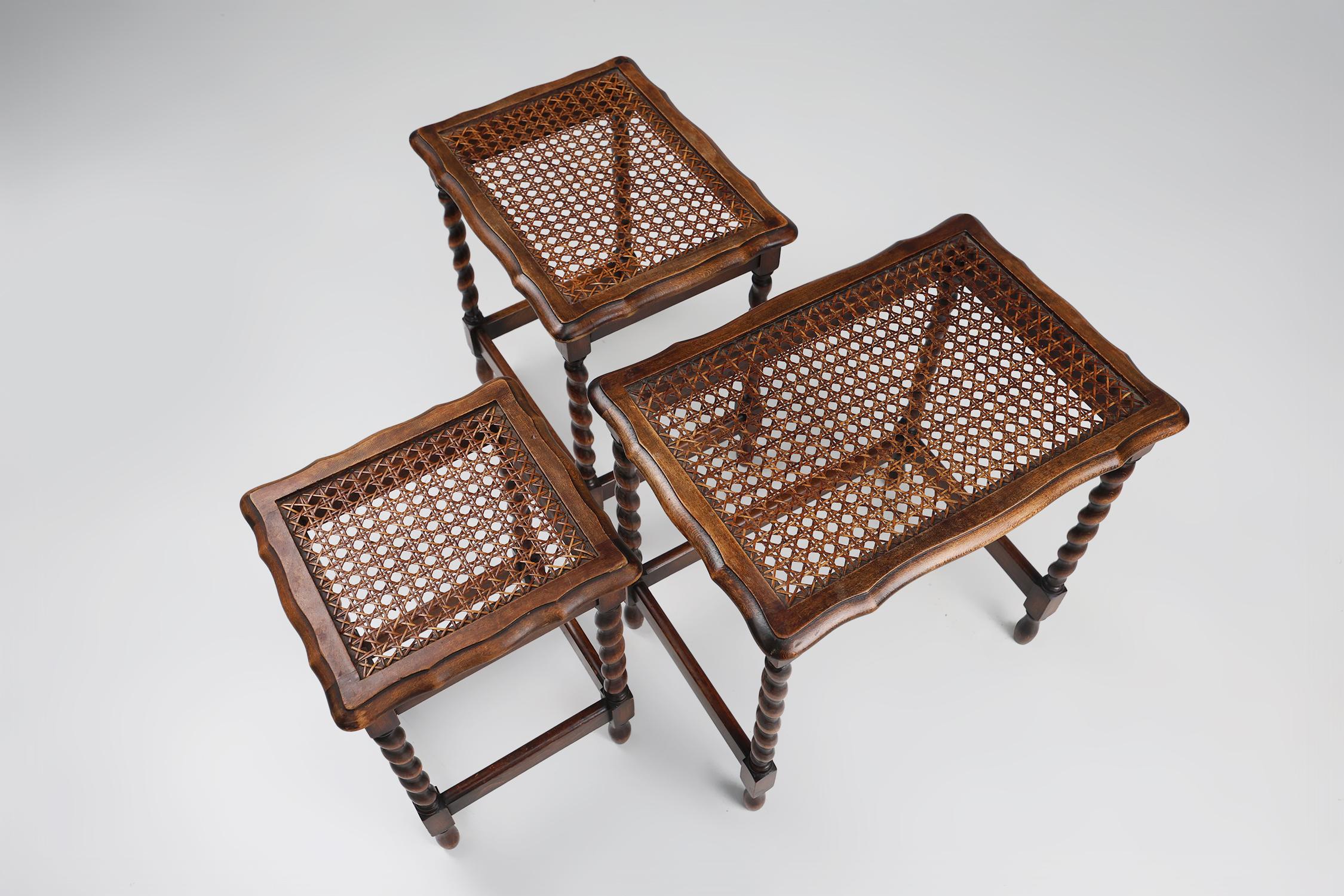 20th Century set of 3 oak and rattan nesting tables For Sale 3