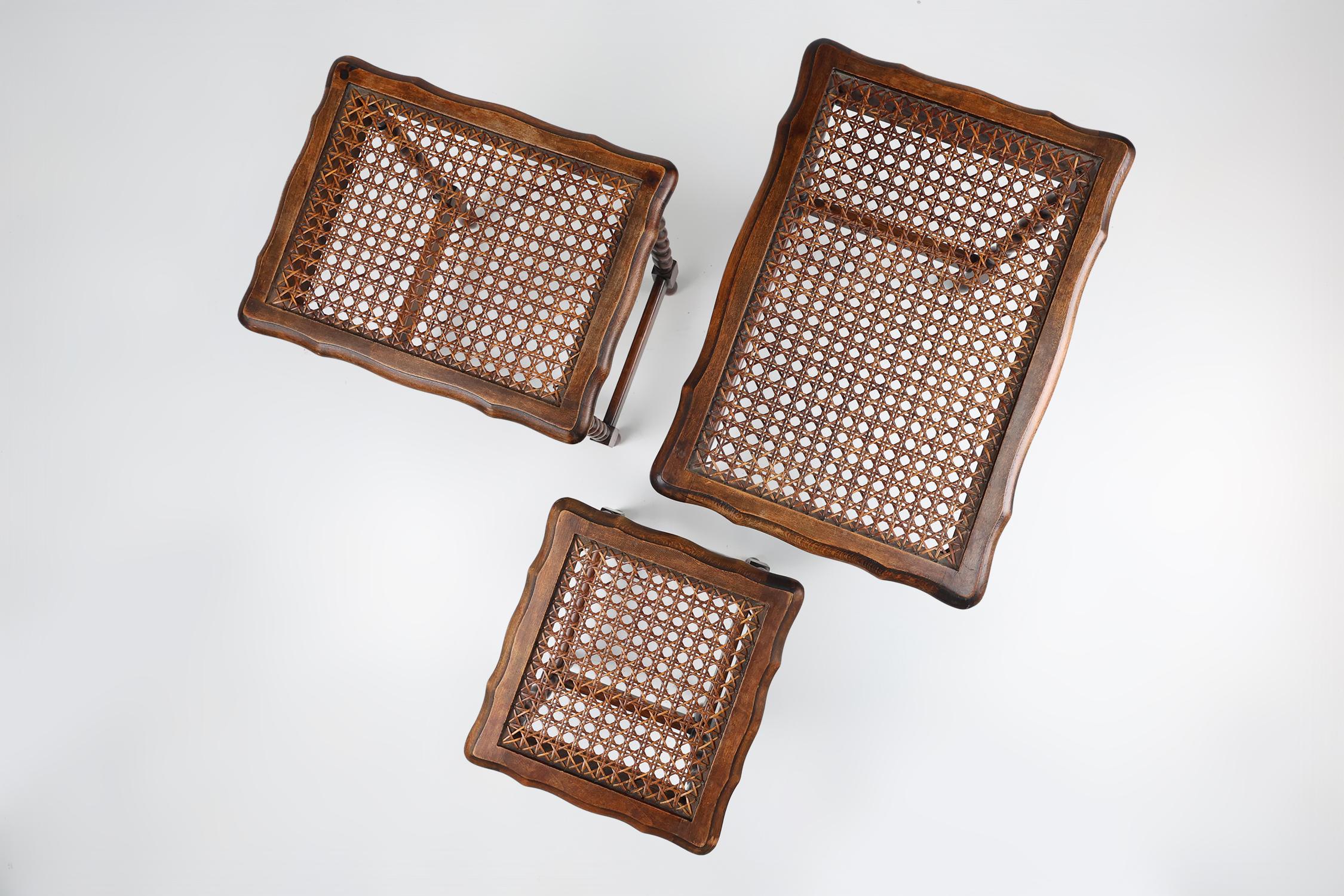 20th Century set of 3 oak and rattan nesting tables For Sale 4