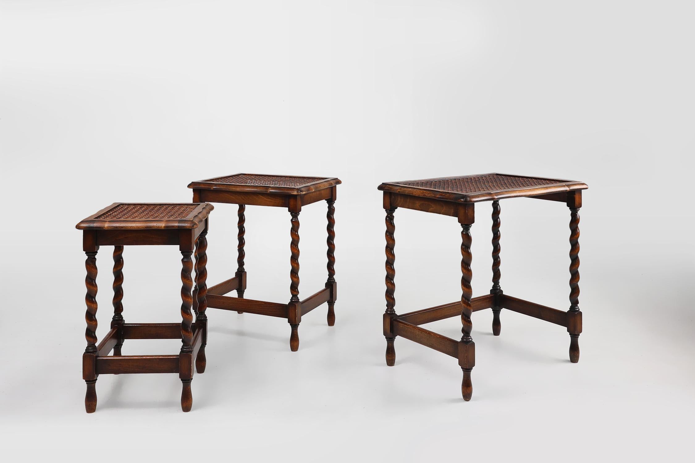 20th Century set of 3 oak and rattan nesting tables In Good Condition For Sale In Meulebeke, BE