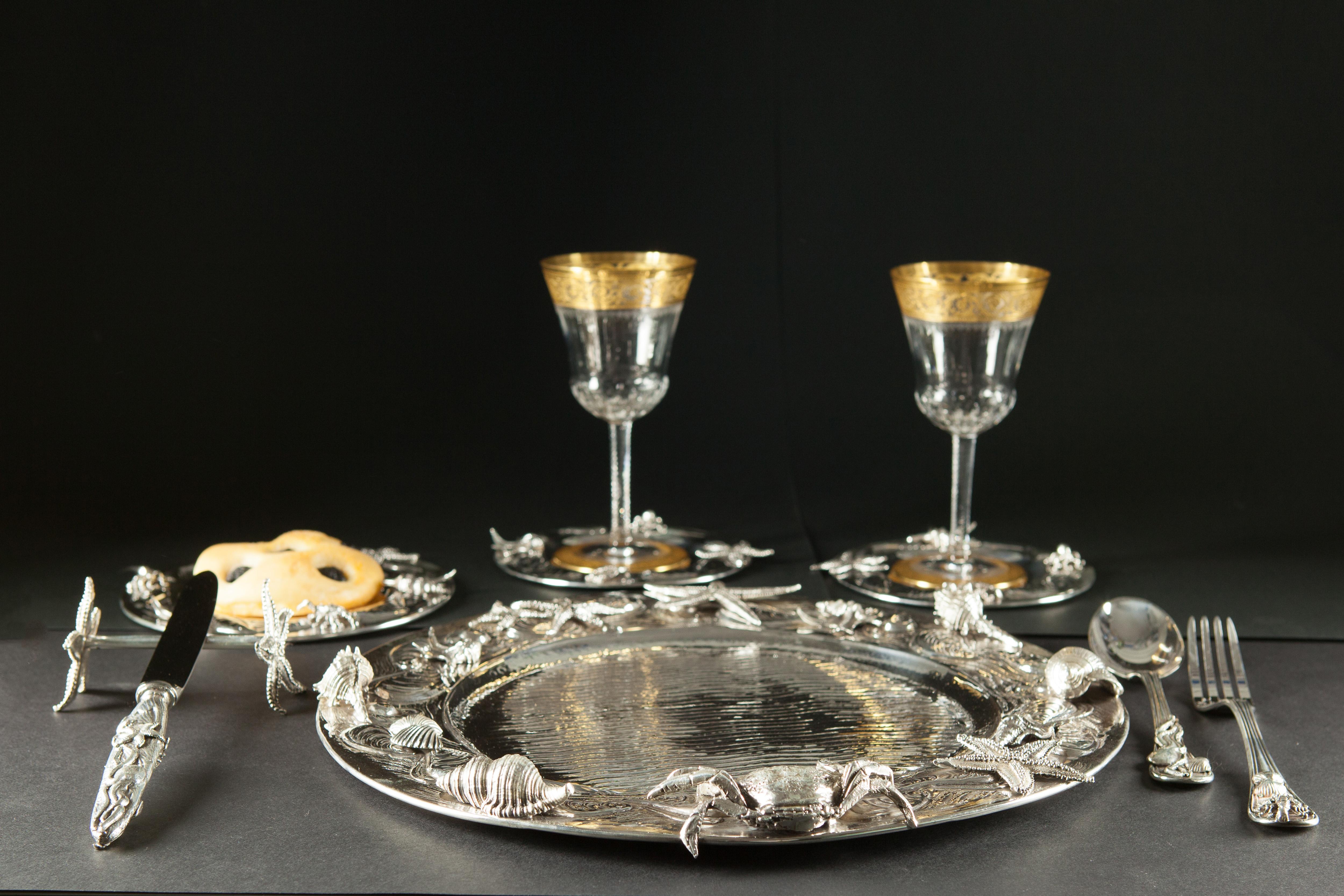 Set of 36 engraved 925 silver plates, realized in Florence, circa 1960s.

Composed by: 

12 undeplates- diameter 34 cm

12 coasters- diameter 14 cm

12 bread plate- diameter 17 cm 

16 kg total weight.

Hand engraved and enriched with