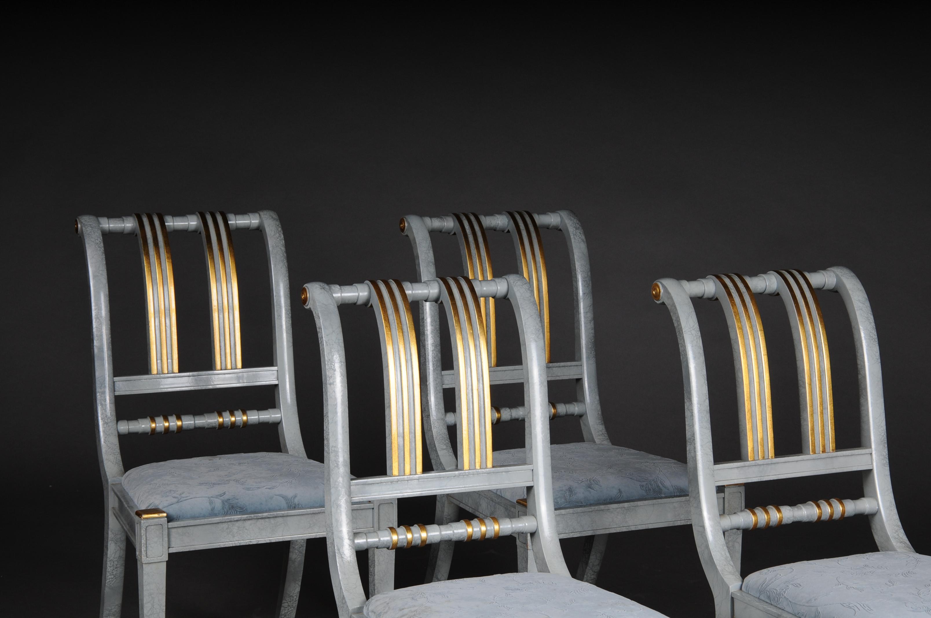 20ème siècle : détachement de 4 chaises de designer italien, en bois.

Cadre en bois massif, marbré, partiellement décoré à l'or. Fabrication de très haute qualité. Dossier décoré d'entretoises dorées. Siège rembourré en tissu de haute