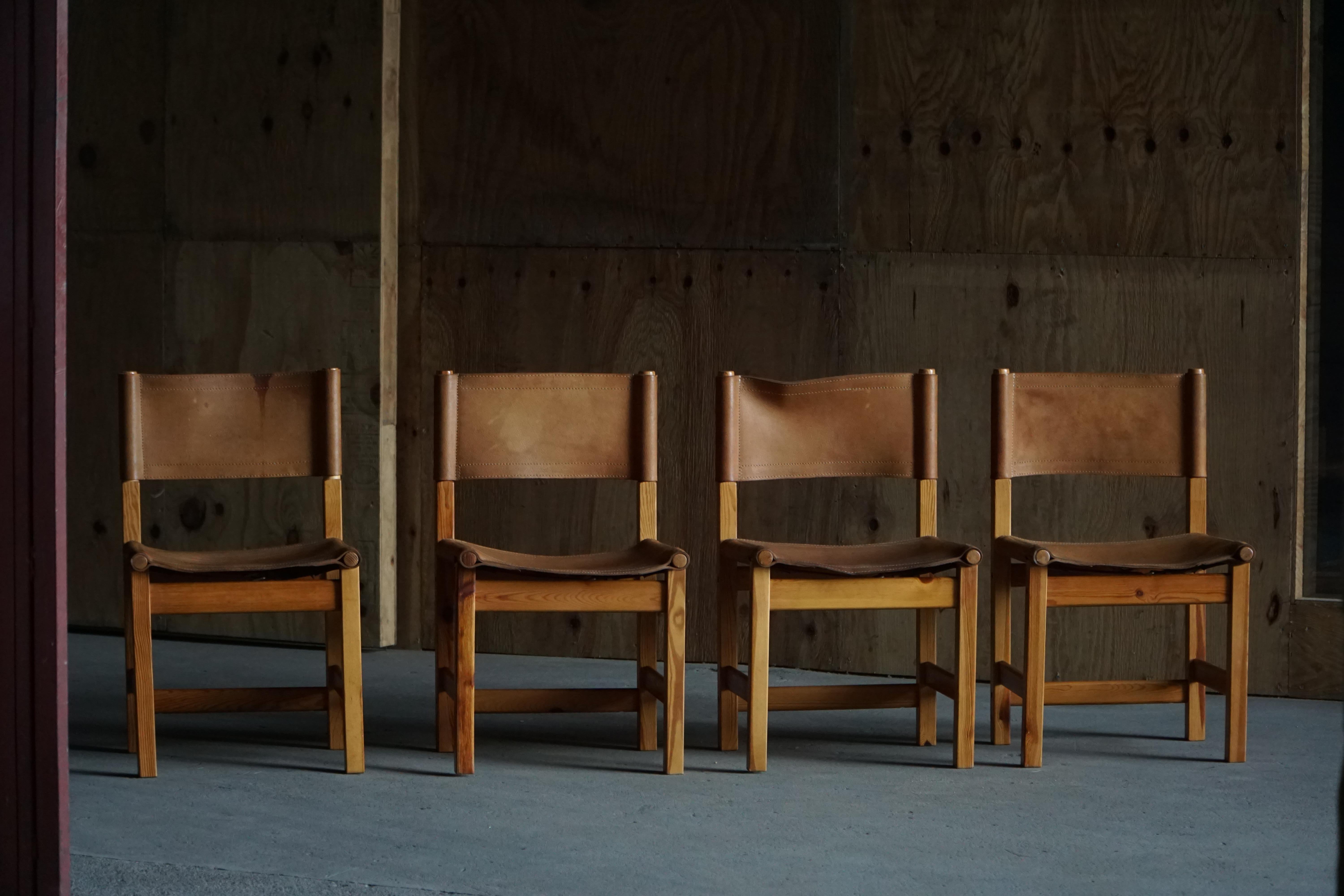 Ce magnifique ensemble de quatre chaises de salle à manger Kotka, conçu par Tomas Jelinek pour IKEA dans les années 1980, illustre une période où IKEA mettait l'accent sur les matériaux naturels, la construction réfléchie et le design scandinave