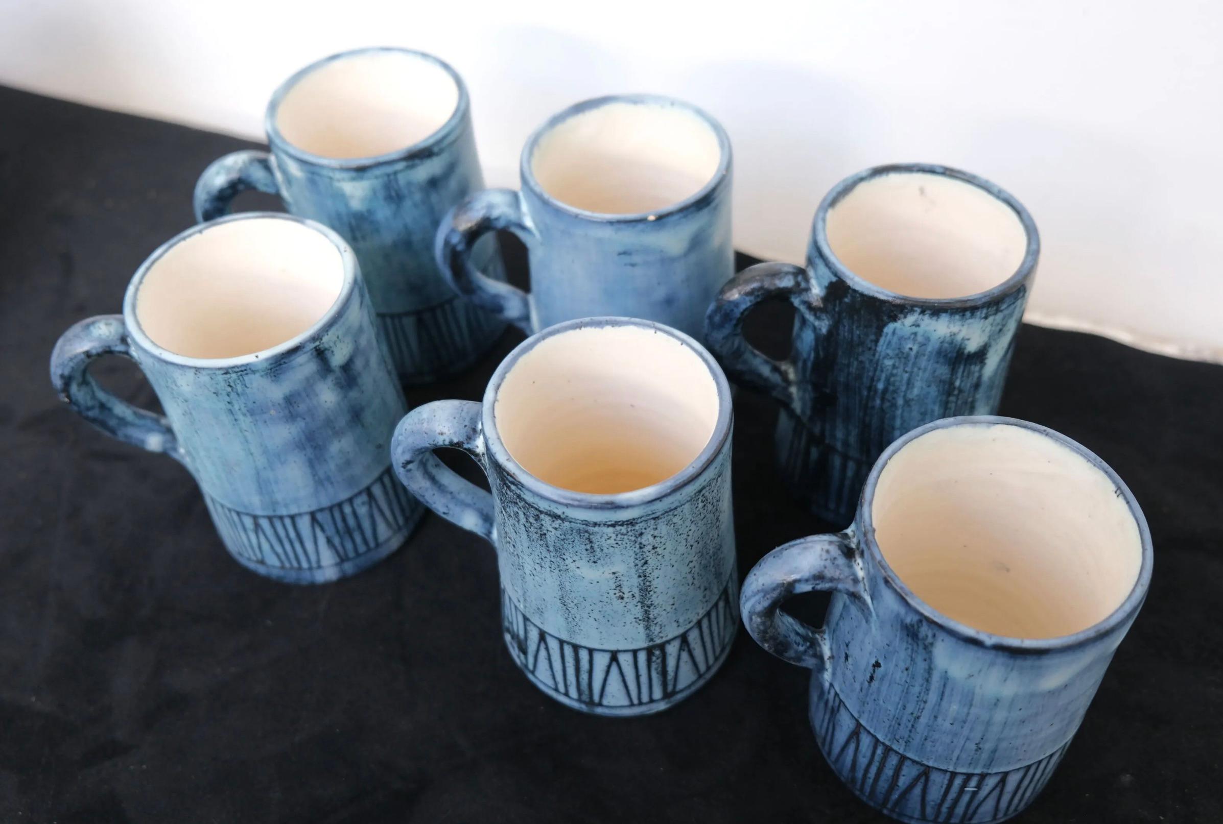 20th century set of 6 Jacques Pouchain mugs for Dieulefit workshop 1950
with geometric decorations. Signature under the base.