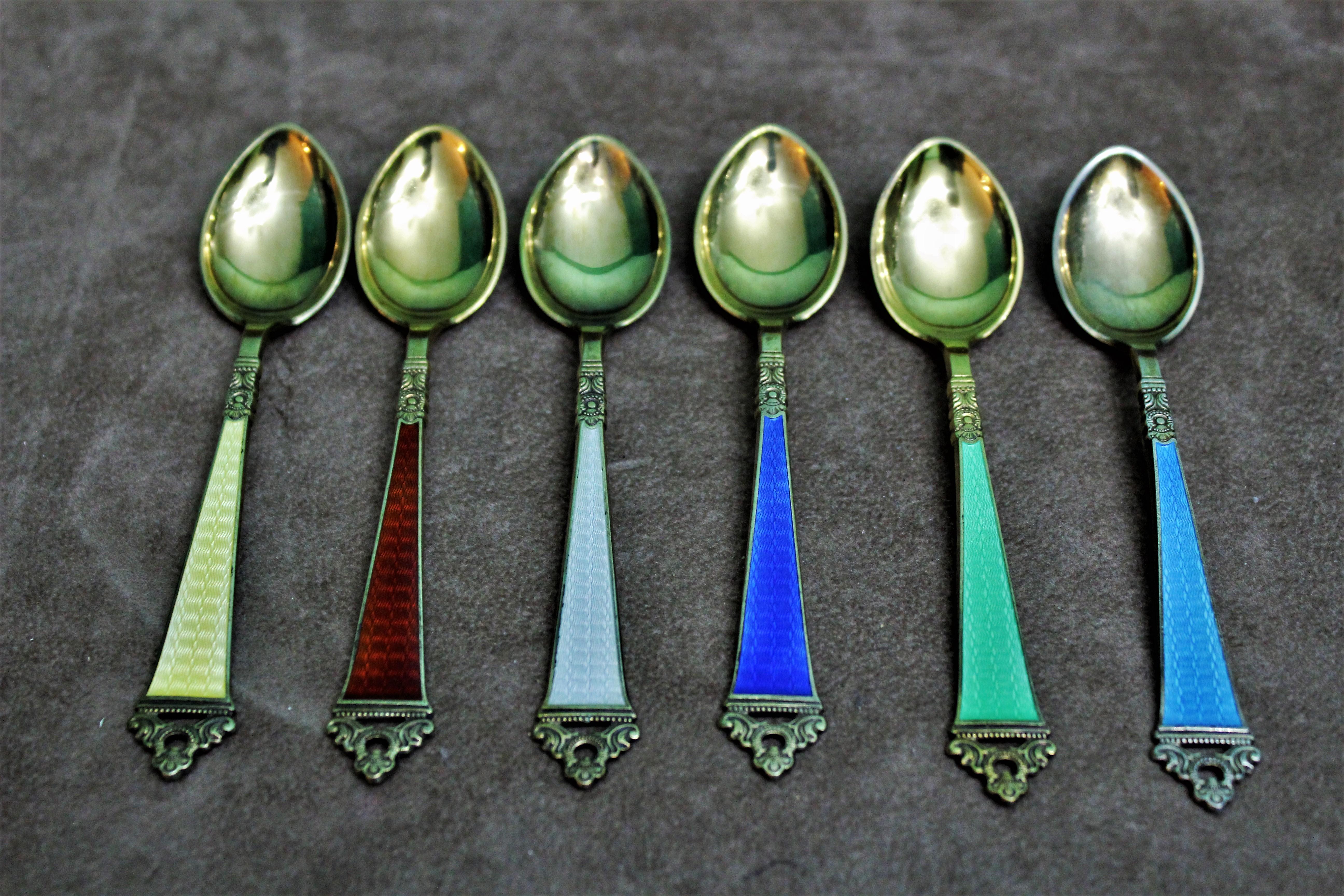Wonderful set of 6 vermeil sterling silver enameled spoons in very beautiful condition.

Realized circa 1960s by Nils Hansen silversmith in Oslo, Norway.

Beautiful enamel work, in perfect condition.

 