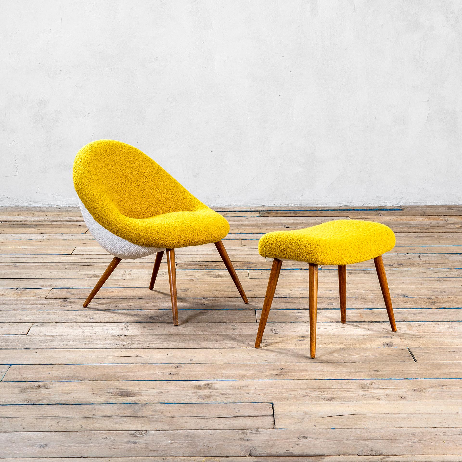 Conjunto de sillón y reposapiés diseñado y fabricado en los años 60 en Italia. 
Ambas piezas tienen una estructura de madera con cuatro hermosos pies en madera marrón claro, los asientos tienen una nueva tapicería en tela amarilla y blanca.