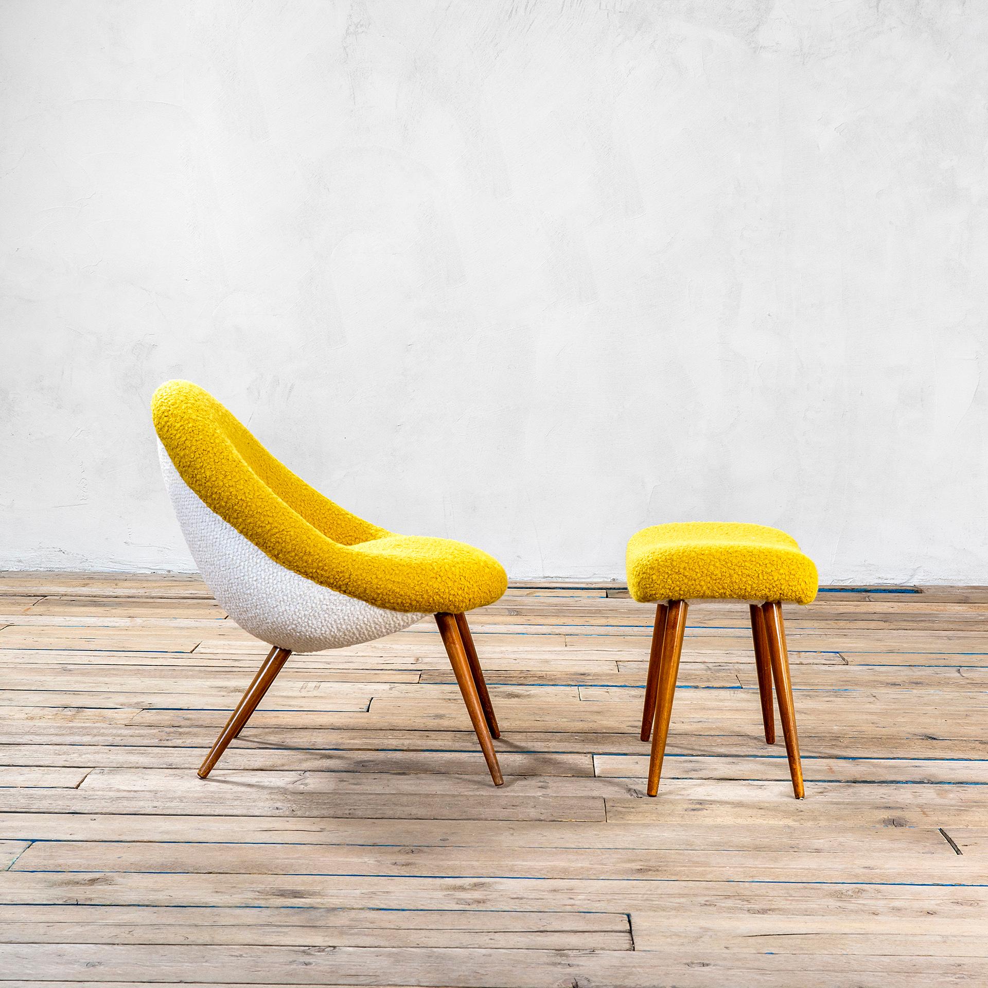 siglo XX Conjunto de sillón y reposapiés amarillos años 60 Moderno de mediados de siglo en venta