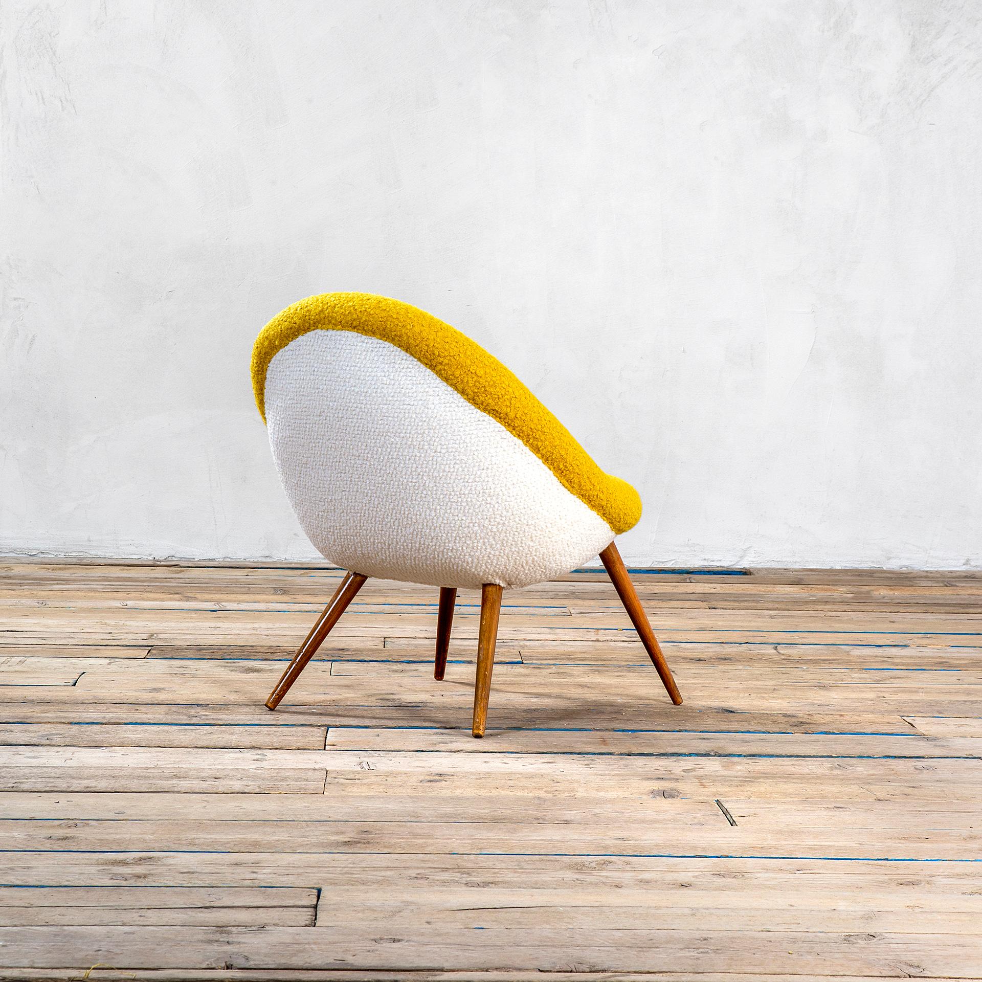 siglo XX Conjunto de sillón y reposapiés amarillos años 60 Italian en venta