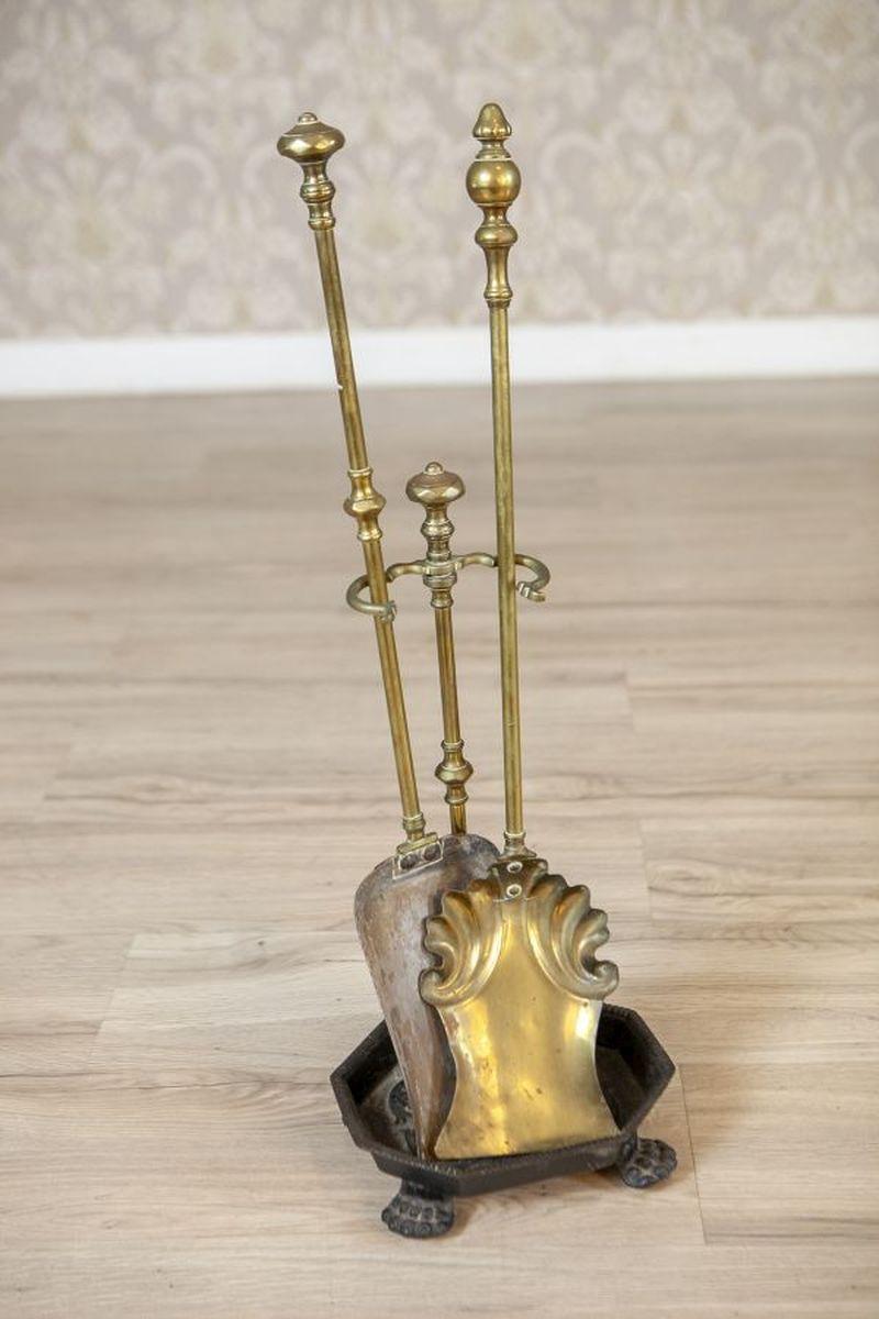 XX secolo Set di accessori per caminetto in ottone del 20° secolo su supporto in vendita
