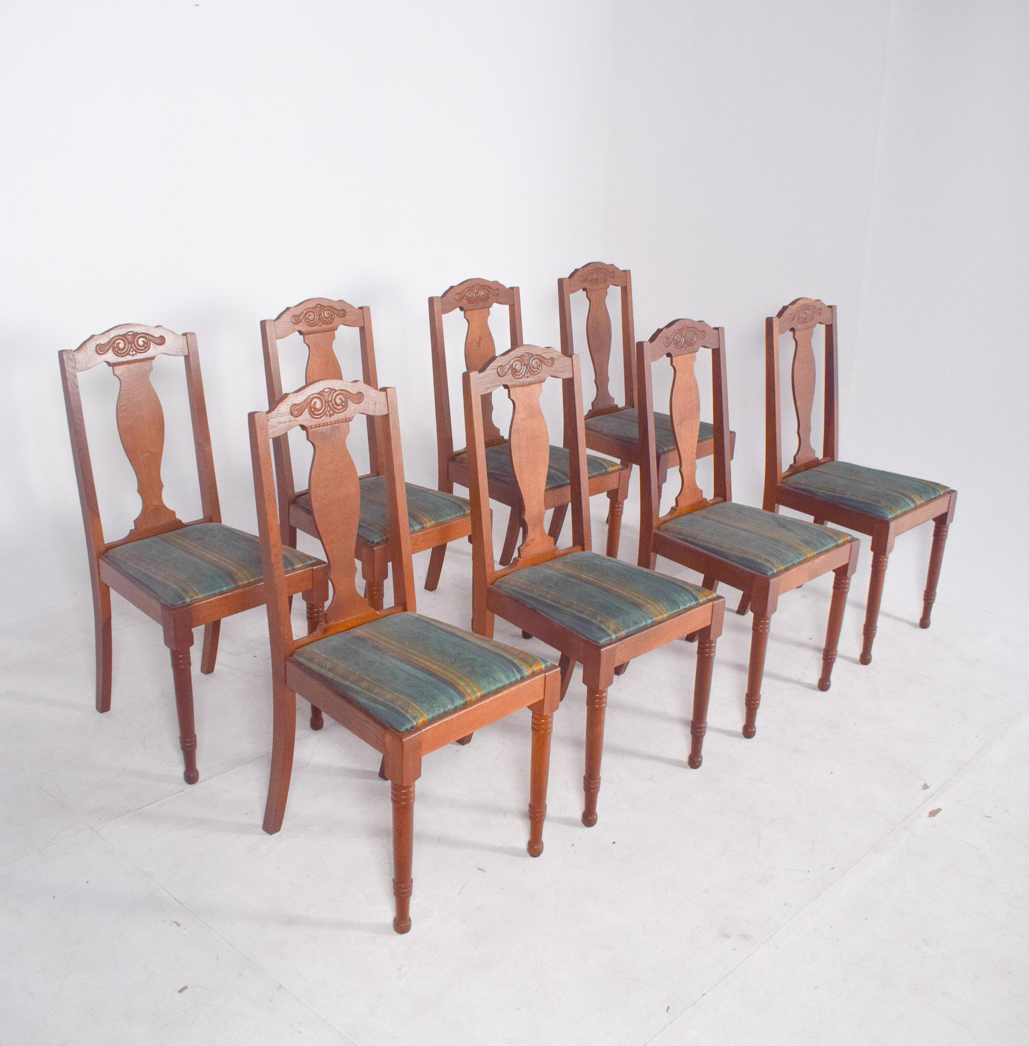Siglo XX Conjunto de ocho sillas rústicas danesas de roble Rústico en venta
