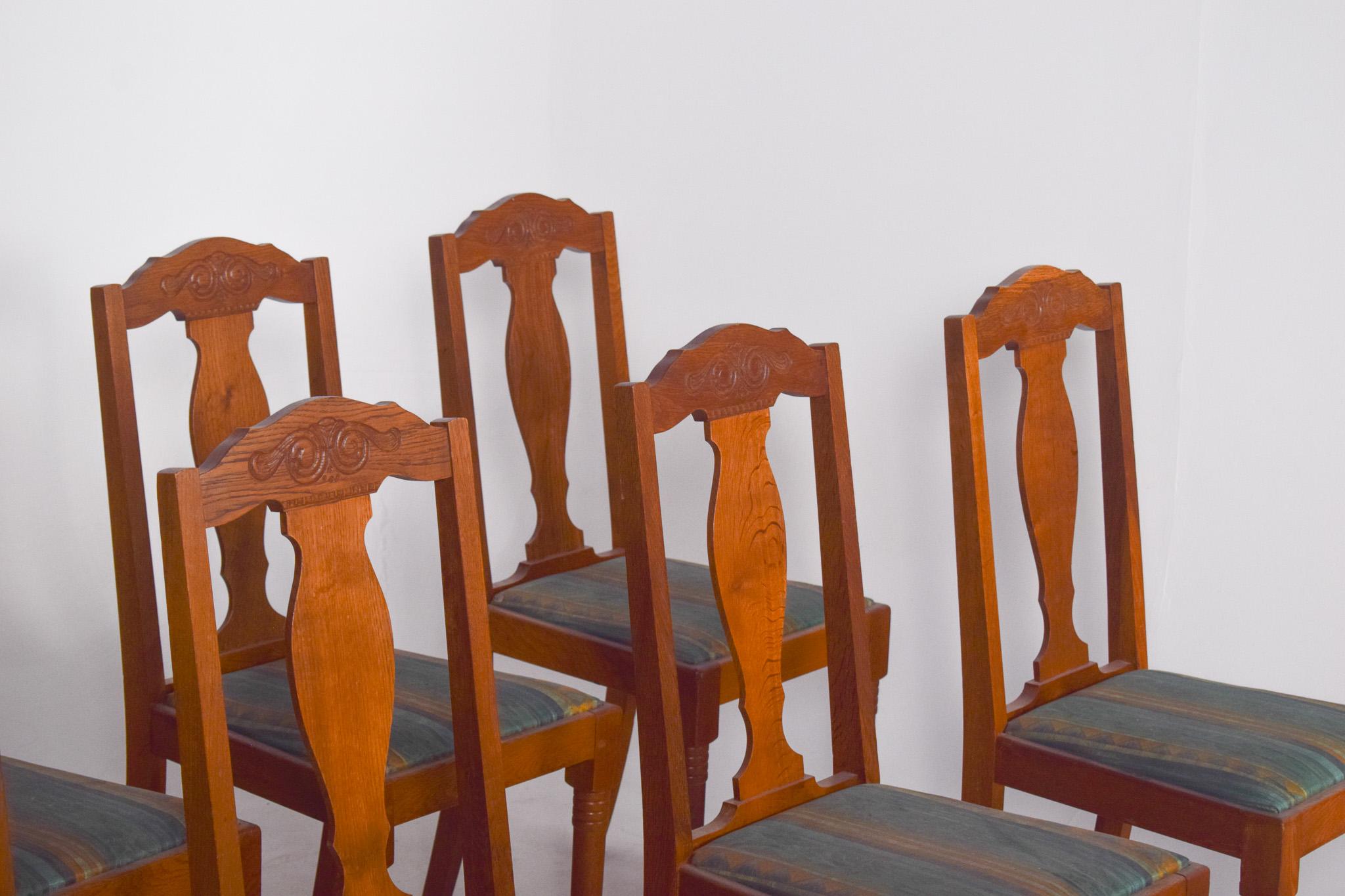 Siglo XX Conjunto de ocho sillas rústicas danesas de roble Danés en venta