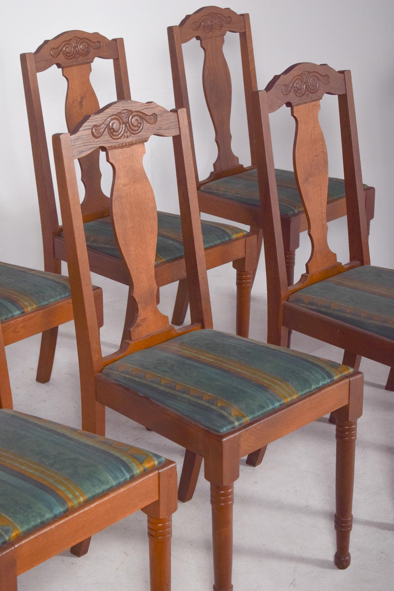 Siglo XX Conjunto de ocho sillas rústicas danesas de roble mediados del siglo XX en venta