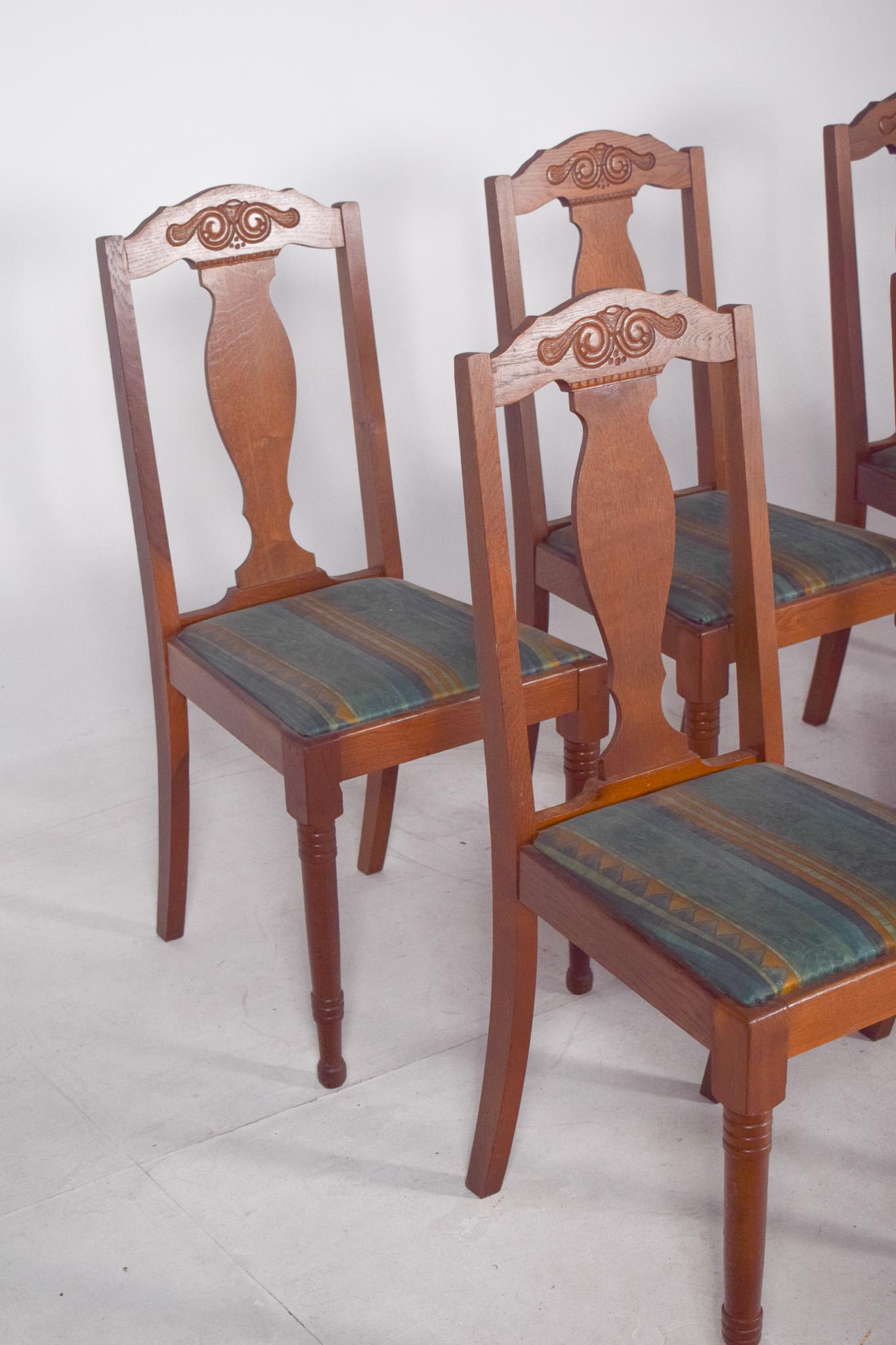 Siglo XX Conjunto de ocho sillas rústicas danesas de roble Roble en venta