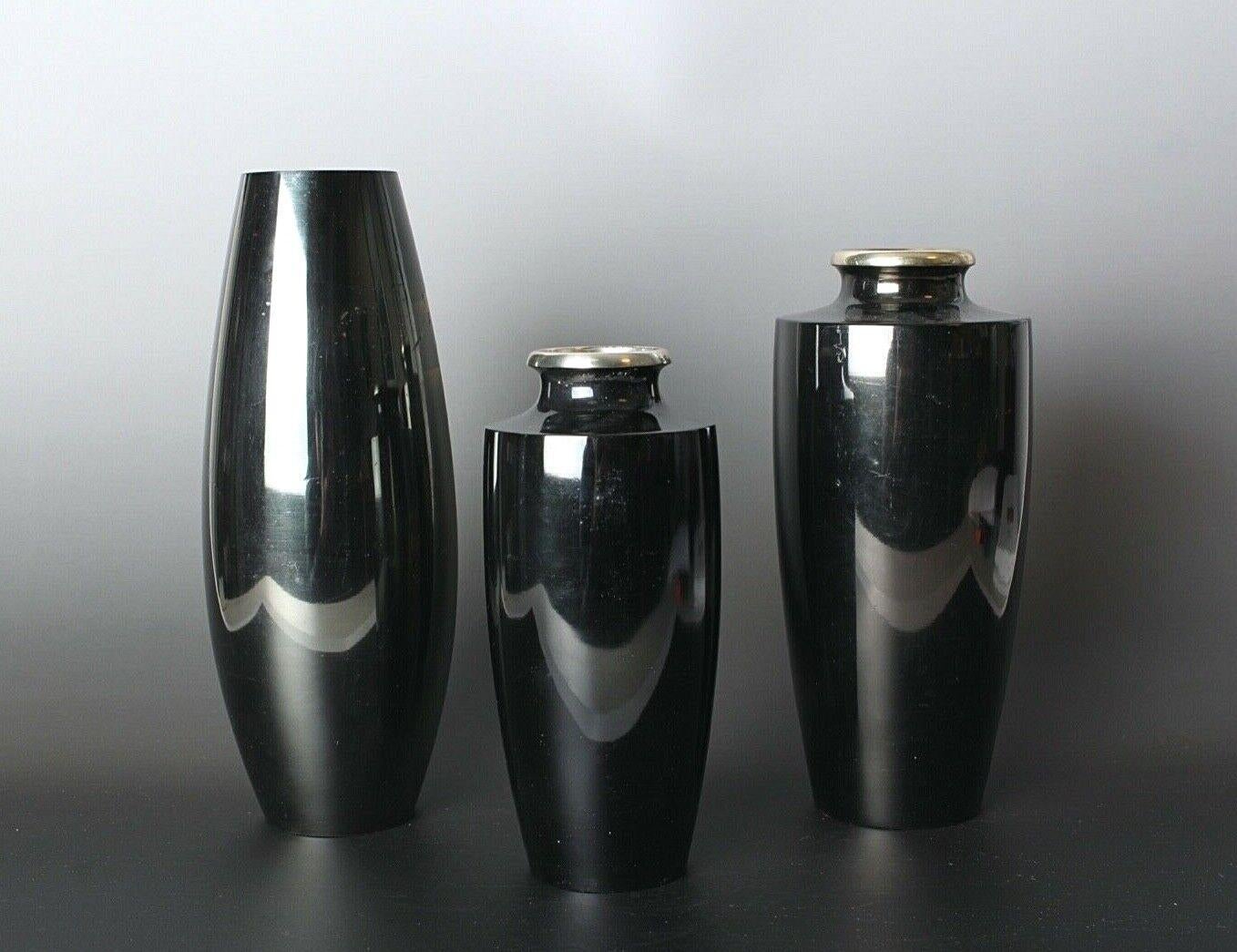 Japanese 20th Century Set of Elegant Copper Vases with Alluring Designs For Sale