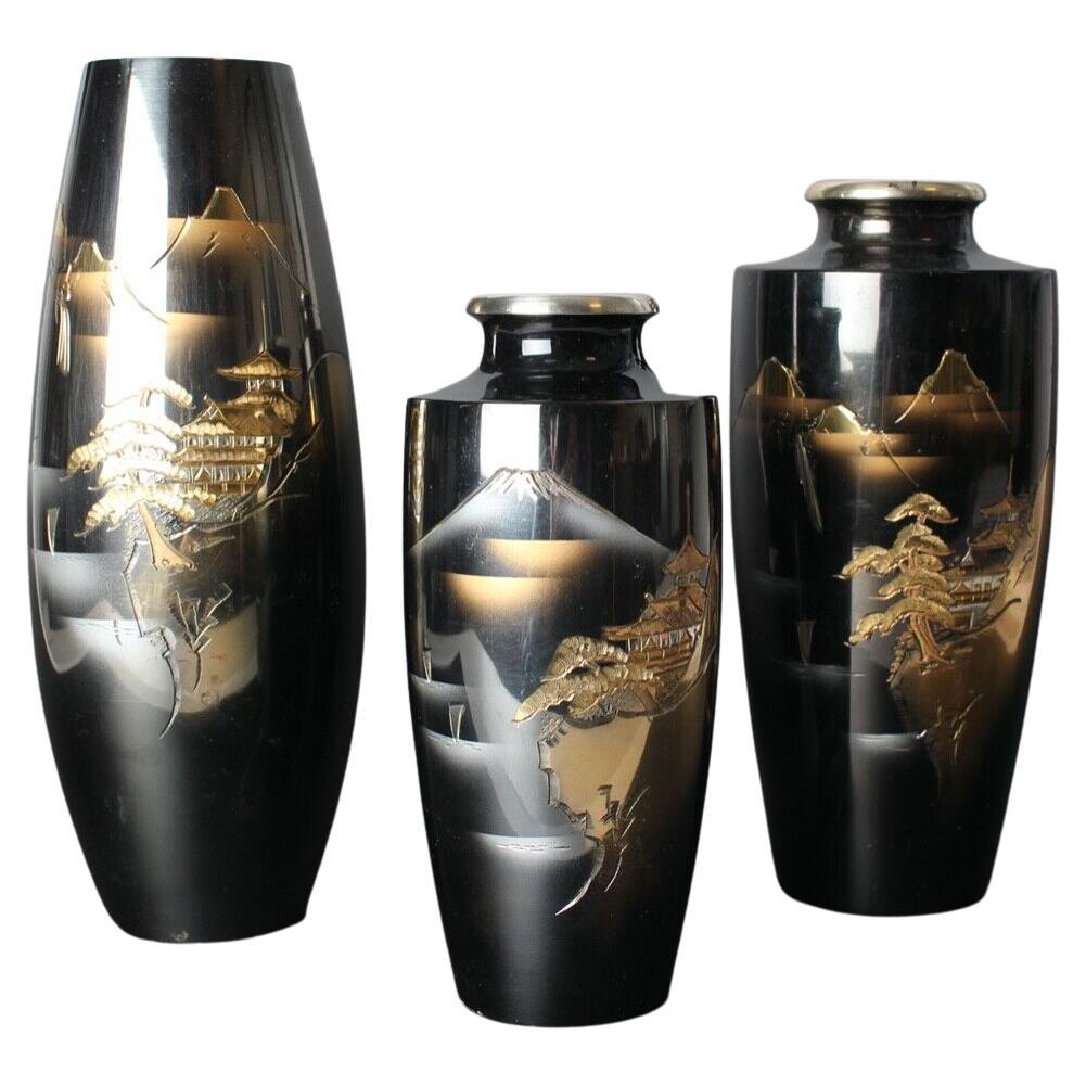 20th Century Set of Elegant Copper Vases with Alluring Designs For Sale