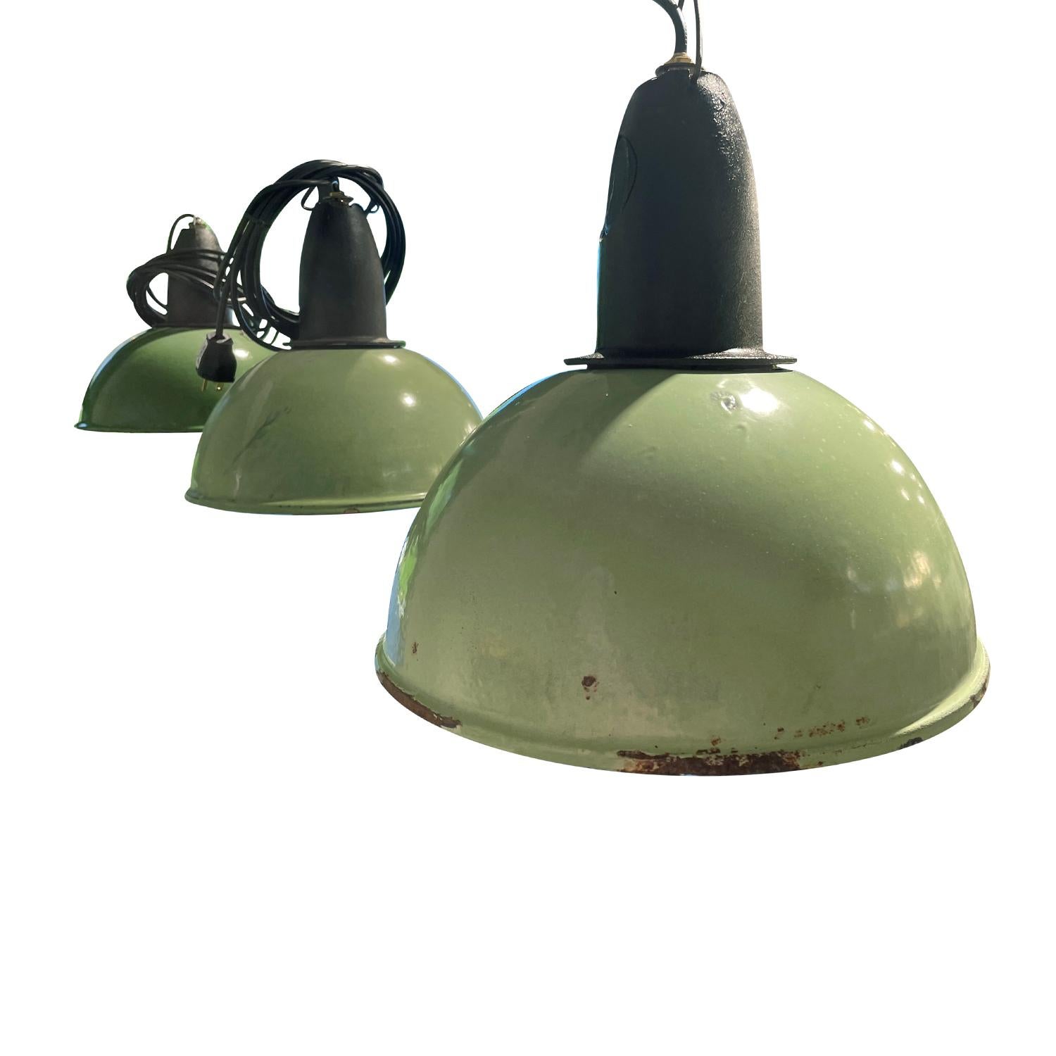 20th Century Set of Five Vintage French Industrial Green Metal Ceiling Lights In Good Condition For Sale In West Palm Beach, FL