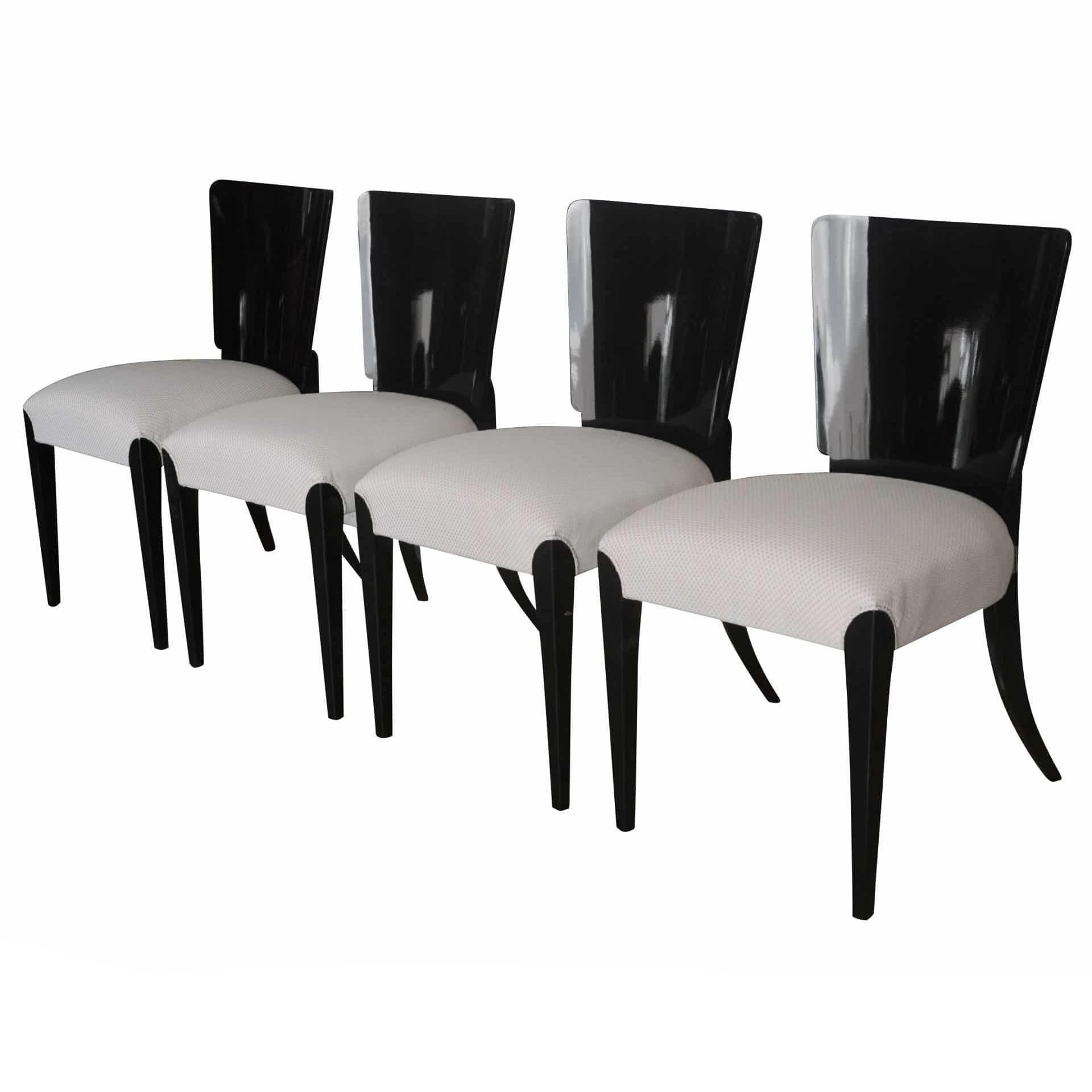Ein Satz von vier schwarz ebonisierten Art Deco Stühlen aus Holz mit weißer Polsterung, entworfen von Jindrich Halabala. Neu gepolstert in gutem Zustand. Alters- und gebrauchsbedingte Abnutzung, um 1930, Tschechische Republik.

Maße: Sitz: 18,5