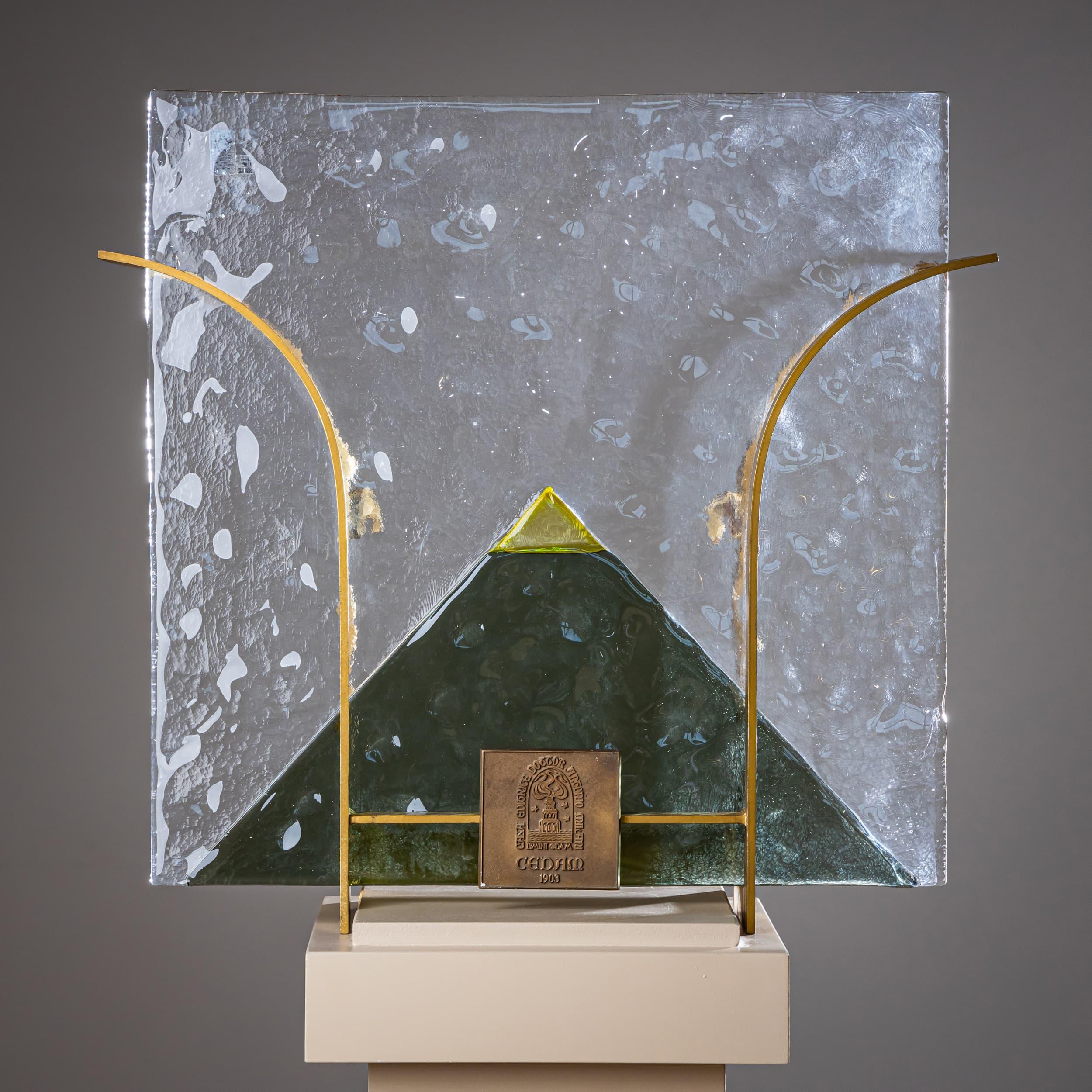 Set di quattro applique quadrate con paralumi in vetro di Murano realizzati a mano in vetro trasparente e verde intenso, caratterizzati da una composizione geometrica con un design a piramide. Le superfici in vetro martellato sono montate su